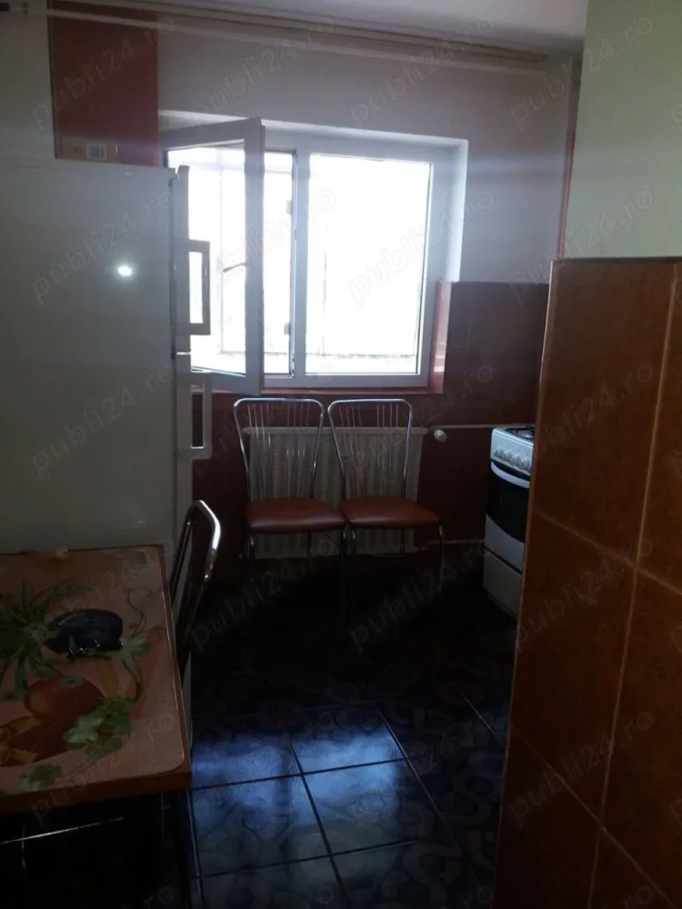 Inchiriez ap 2 camere,Berceni,3 min Metrou,Sun plaza,Rtb scara,Kaufland 1 minut. - Bloc reabilitat 3 minute metrou, STB in fata scarii, renovat, usa metalica termopan, mobila moderna, contorizat total, izolat, balcon urias 10 m, , accept colaborare, 1+1, contract Anaf. Aragaz Gorenje nou, masina Arctic clasa A, frigider Heinerr nou A, izolat interior, teava gaz separat, instalatii schimbate, contorizat, rep noi, 2 tv, 2 dvd, 1 aspirator, jaluzele, termopan, balcon 10 m, intretinere mica. Atentie mare parte din obiecte sunt noi (ex lcd-uri Toshiba, LG, aragaz Gorenje, mobilier sufragerie, canapea,). Perioada lunga, contract Anaf. Preferabil familie, studenti.Maxim 2 persoane.Nu accept fumatori,animale,mai mult de 2 pers.