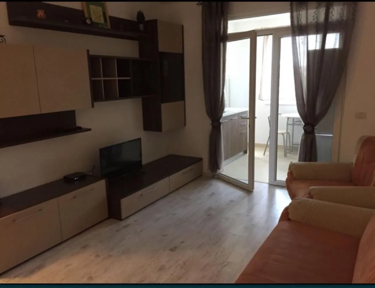Inchiriez apartament 2 camere - Metalurgiei Residence - Proprietar, închiriez apartament 2 camere, decomandat, utilat și mobilat, aer condiționat, balcon , încălzire cu centrală proprie. Zona Metalurgiei Residence, complex Viva. Zona liniștită, aproape de Lidl, Auchan, Carrefour. Fără animale de companie.
