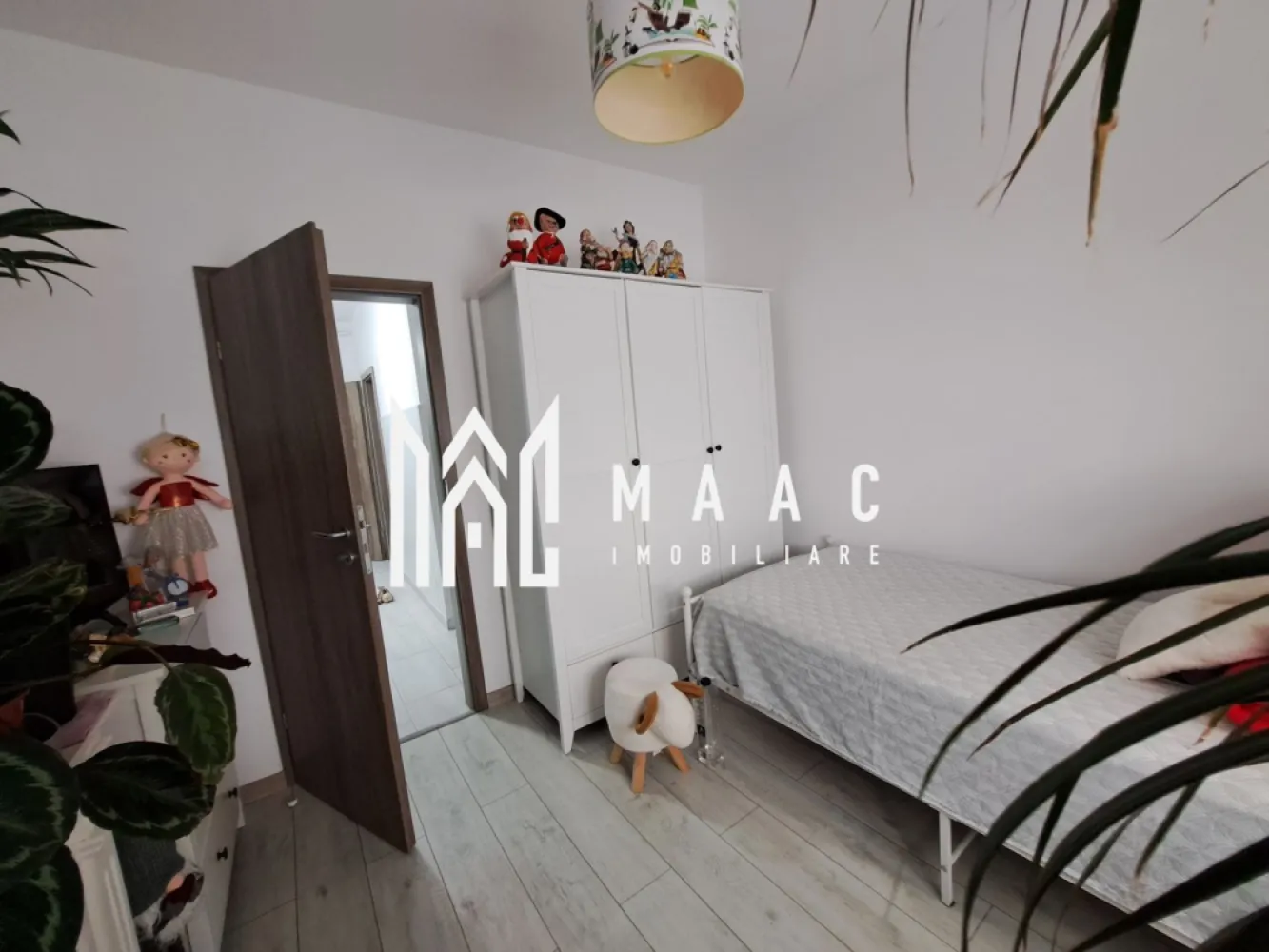 Apartament 3 camere | Balcon | Curte proprie | Cartierul Arhitectilor - MAAC Imobiliare va propune spre vanzare un apartament cu 3 camere situat în Cartierul Arhitectilor. Apartamentul este situat la parter și deține o curte de 60 mp și o suprafață utilă de 59 mp compartimentat astfel: Living cu bucătărie Dormitor Dormitor Baie Hol Balcon. Pentru mai multe detalii specificați ca ați văzut anunțul cu ID: CP2692744. }}