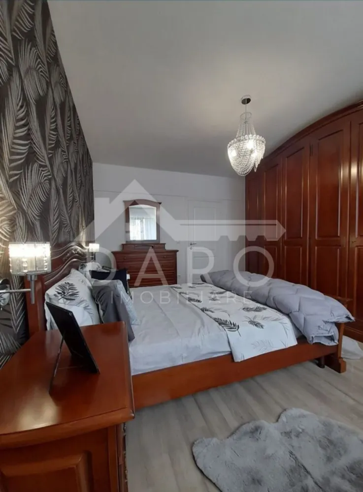 🏡 Apartament de lux cu 2 camere | Livezeni | Parcare subterană - 🏡 Apartament de lux cu 2 camere | Livezeni | Parcare subterană
Se oferă apartament modern, cu finisaje premium, situat în Livezeni, la doar 1,5 km de Târgu Mureș, într-o zonă liniștită, cu acces rapid către oraș.
📍 Aproape de hipermarket-uri, școli, spitale și principalele puncte de interes.
Compartimentare
Living cu bucătărie open space
Dormitor spațios
Baie
Debara
Antreu
Terasă
Imobil dotat cu lift
🚗 Loc de parcare subteran cu barieră inclus
Dotări premium
✔ Mobilat complet, finisaje de calitate
✔ Electrocasnice Whirlpool:
Frigider încorporat
Plită pe gaz
Cuptor electric încorporat
Cuptor cu microunde
Mașină de spălat vase
Hotă
✔ Mobilier baie Pierre Cardin
✔ Mașină de spălat rufe slim
💎 Ideal pentru locuință personală sau investiție, într-o zonă în plină dezvoltare.
🤝 Proprietate promovată prin DARO Imobiliare
💳 Vrei să cumperi această proprietate și ai nevoie de finanțare?
Prin Kiwi Finance îți ofer suport complet și soluții de credit de la mai multe bănci.
📞 Detalii și vizionări:
Coman Maria – DARO Imobiliare & Kiwi Finance
📱 0749 535 729

🔑 DARO Imobiliare – găsim proprietatea potrivită
💳 Kiwi Finance – obținem creditul pentru a o cumpăra.