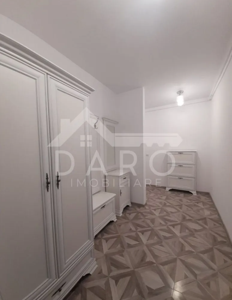 🏡 Apartament de lux cu 2 camere | Livezeni | Parcare subterană - 🏡 Apartament de lux cu 2 camere | Livezeni | Parcare subterană
Se oferă apartament modern, cu finisaje premium, situat în Livezeni, la doar 1,5 km de Târgu Mureș, într-o zonă liniștită, cu acces rapid către oraș.
📍 Aproape de hipermarket-uri, școli, spitale și principalele puncte de interes.
Compartimentare
Living cu bucătărie open space
Dormitor spațios
Baie
Debara
Antreu
Terasă
Imobil dotat cu lift
🚗 Loc de parcare subteran cu barieră inclus
Dotări premium
✔ Mobilat complet, finisaje de calitate
✔ Electrocasnice Whirlpool:
Frigider încorporat
Plită pe gaz
Cuptor electric încorporat
Cuptor cu microunde
Mașină de spălat vase
Hotă
✔ Mobilier baie Pierre Cardin
✔ Mașină de spălat rufe slim
💎 Ideal pentru locuință personală sau investiție, într-o zonă în plină dezvoltare.
🤝 Proprietate promovată prin DARO Imobiliare
💳 Vrei să cumperi această proprietate și ai nevoie de finanțare?
Prin Kiwi Finance îți ofer suport complet și soluții de credit de la mai multe bănci.
📞 Detalii și vizionări:
Coman Maria – DARO Imobiliare & Kiwi Finance
📱 0749 535 729

🔑 DARO Imobiliare – găsim proprietatea potrivită
💳 Kiwi Finance – obținem creditul pentru a o cumpăra.