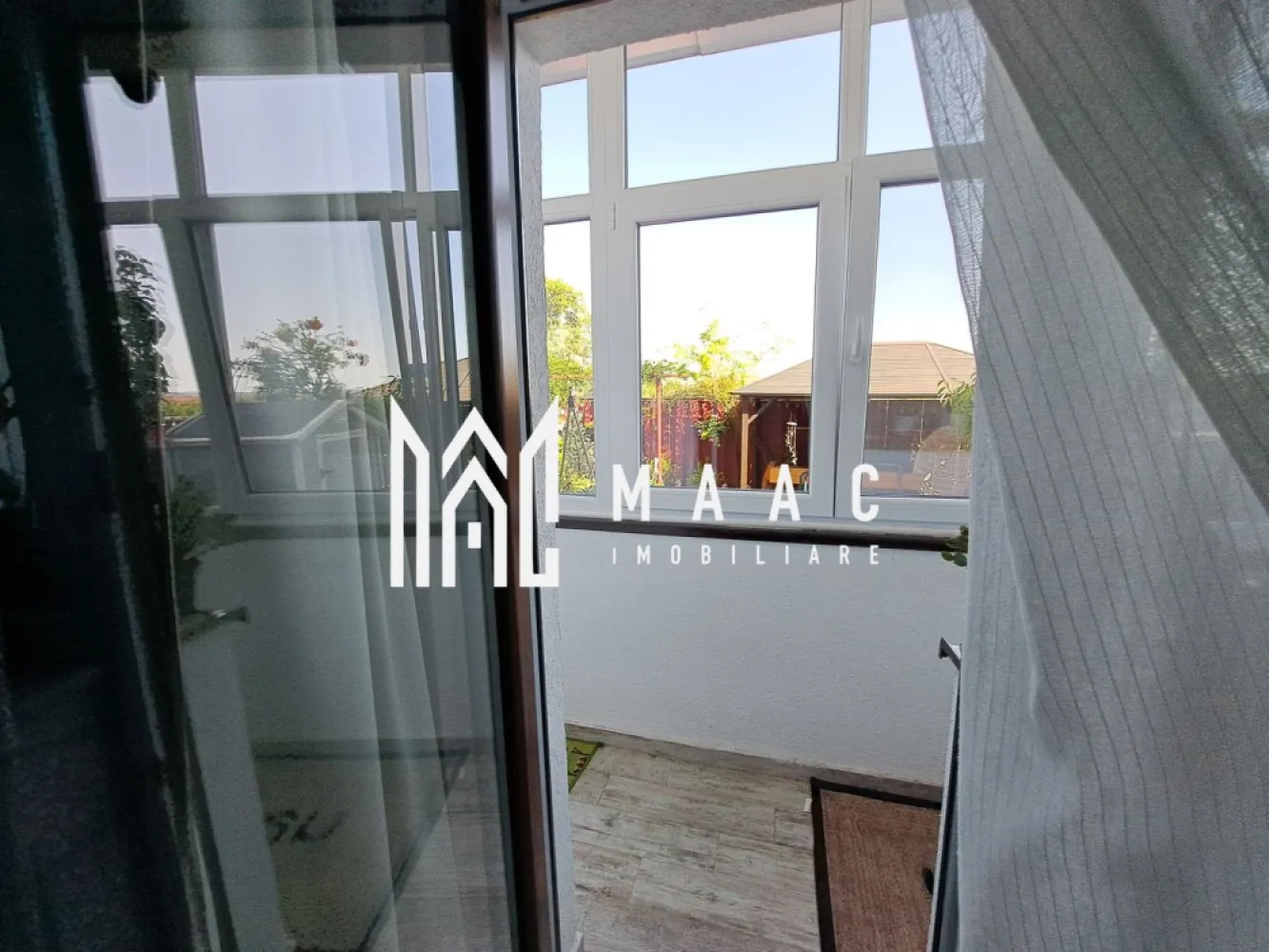 Apartament 3 camere | Balcon | Curte proprie | Cartierul Arhitectilor - MAAC Imobiliare va propune spre vanzare un apartament cu 3 camere situat în Cartierul Arhitectilor. Apartamentul este situat la parter și deține o curte de 60 mp și o suprafață utilă de 59 mp compartimentat astfel: Living cu bucătărie Dormitor Dormitor Baie Hol Balcon. Pentru mai multe detalii specificați ca ați văzut anunțul cu ID: CP2692744. }}