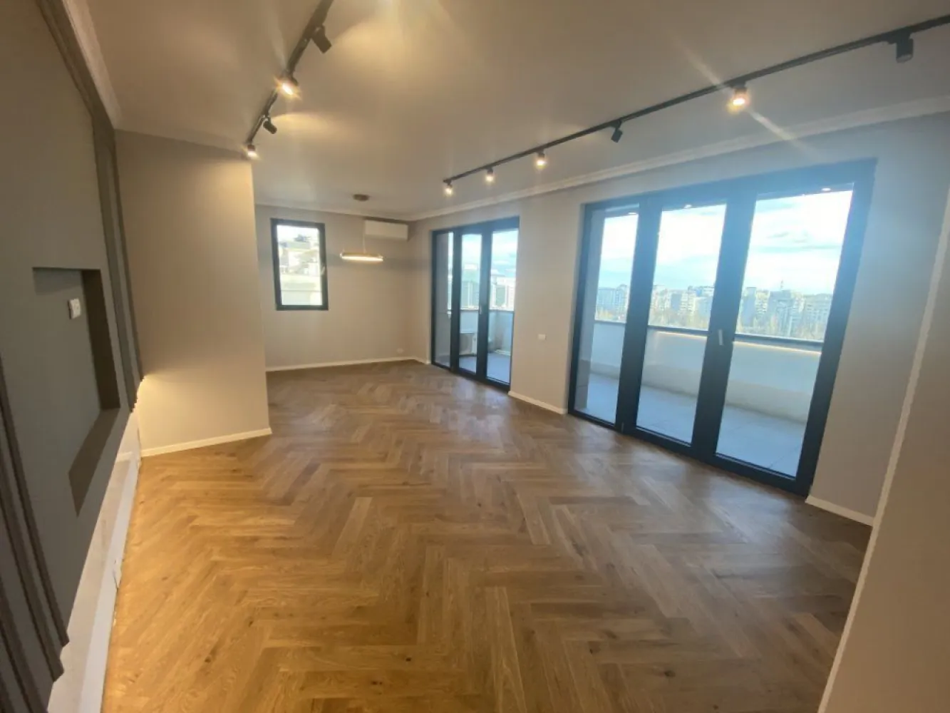 Proprietar Penthouse Unirii 4 camere vedere la bulevard - Proprietar vand penthouse bld Unirii, complex Union Plaza - 4 camere - 2 bai - Centrala de apartament - Incalzire in pardoseala - Aer conditionat Daikin - Parchet triplustratificat - Fatada ventilata - Terasa cu vedere la bulevard 395.000 EUR +TVA