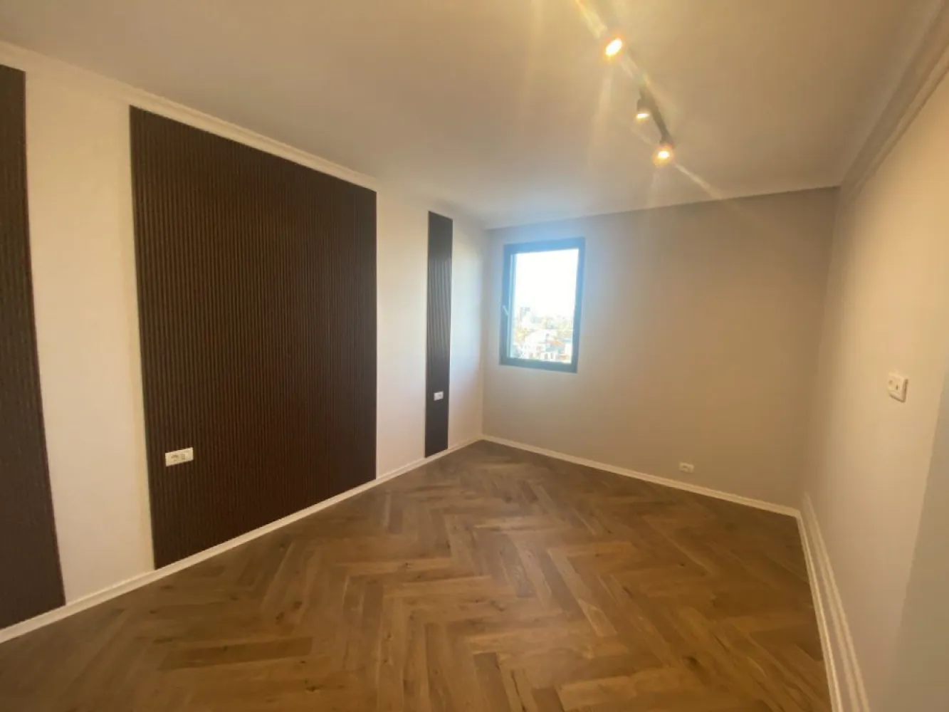 Proprietar Penthouse Unirii 4 camere vedere la bulevard - Proprietar vand penthouse bld Unirii, complex Union Plaza - 4 camere - 2 bai - Centrala de apartament - Incalzire in pardoseala - Aer conditionat Daikin - Parchet triplustratificat - Fatada ventilata - Terasa cu vedere la bulevard 395.000 EUR +TVA