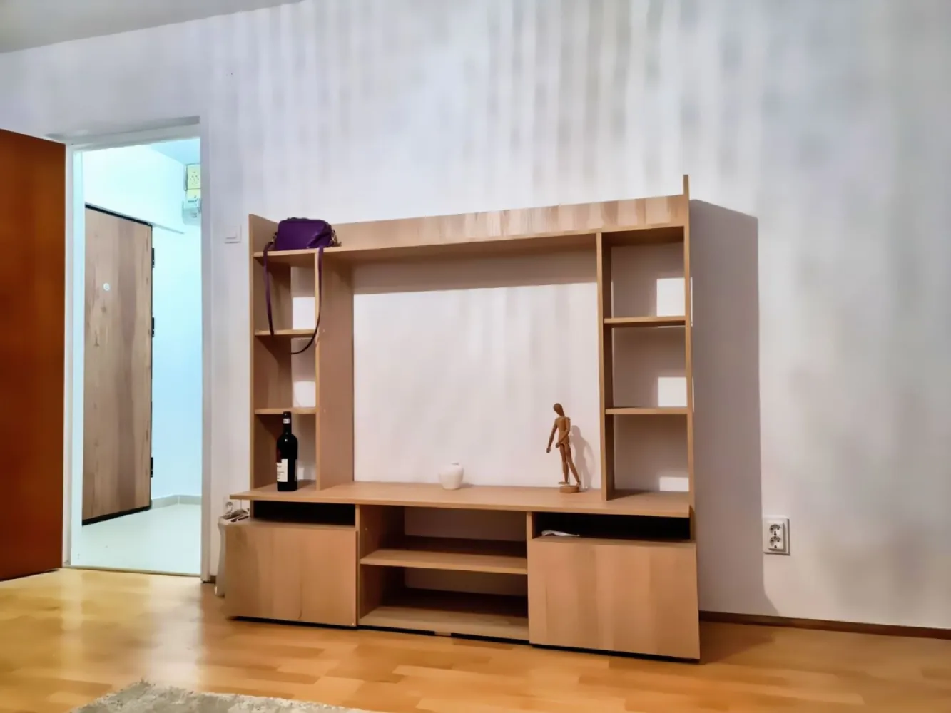 Ag BRASADAS închiriază Ap 2 cam. deosebit Et 6/10 zona TEI. - Agenția BRASADAS închiriază un apartament mobilat și utilat, luminos, cu o priveliște deosebită spre Biserica Sf. Treime - situat pe Str. Grigore Moisil, in apropiere de Parcul Circului și Lacul Tei, și la 10 min. de Piața Victoriei; stația de tramvai si autobuz este în fața blocului, statie de autobuz si peste drum, iar metroul Obor/St. cel Mare la 2 stații de tramvai. În apropiere veți găsi: supermarket-uri, cafenele, librarii, farmacii, magazinul Domino și Facultatea de Construcții, etc. www.brasadas.com.