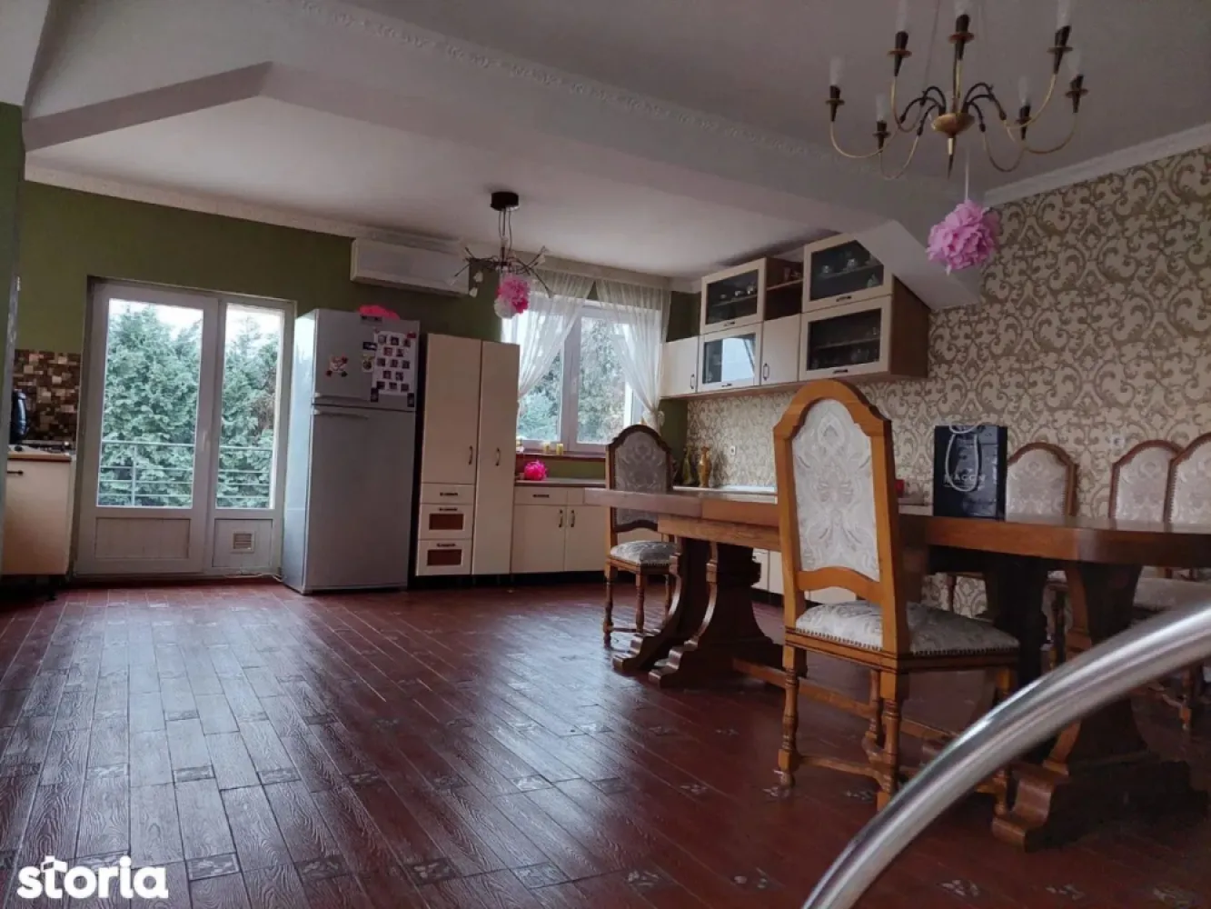 BRASADAS vinde casa deosebita in zona Bercu Rosu. - Agentia imobiliara BRASADAS vinde CASA DEOSEBITA, FINISAJE MODERNE, ideală pentru cei care caută confort, spațiu și calitate într-o zonă liniștită și exclusivistă. Casa impresionează prin designul modern, finisajele premium și compartimentarea excelentă, oferind tot ceea ce are nevoie o familie pentru un stil de viață relaxat și elegant. Caracteristici principale ale proprietății: Suprafață utilă: 370 mp  Teren: 5 ari  Subsol: 60 mp (inclusiv sală de forță complet amenajată) Interior * 3 dormitoare spațioase * 4 băi moderne, fiecare cu dotări diferite: * 1 baie cu cadă * 1 baie cu jacuzzi * 1 baie cu duș * încă o baie de serviciu * Living generos, luminos, perfect pentru momentele în familie * Dressing mare, bine organizat, cu spațiu amplu de depozitare * 1 birou ideal pentru lucru de acasă * 2 bucătării complet utilate – perfect pentru familie mare sau pentru cei care gătesc des * Beci spațios, ideal pentru depozitare și organizare * Sală de forță integrată, deja amenajată Dotări și finisaje * Centrală nouă în condensație – eficiență energetică maximă * Izolație exterioară de 15 cm grafit – temperatură optimă în orice sezon * Glafuri din granit negru – detalii elegante și durabile * Garaj dublu cu uși automatizate * Spații exterioare iluminate modern Exterior * Curte de 5 ari, ideală pentru relaxare, grădinărit sau activități în aer liber * Terase și balcoane spațioase, cu balustrade moderne. www.brasadas.com.