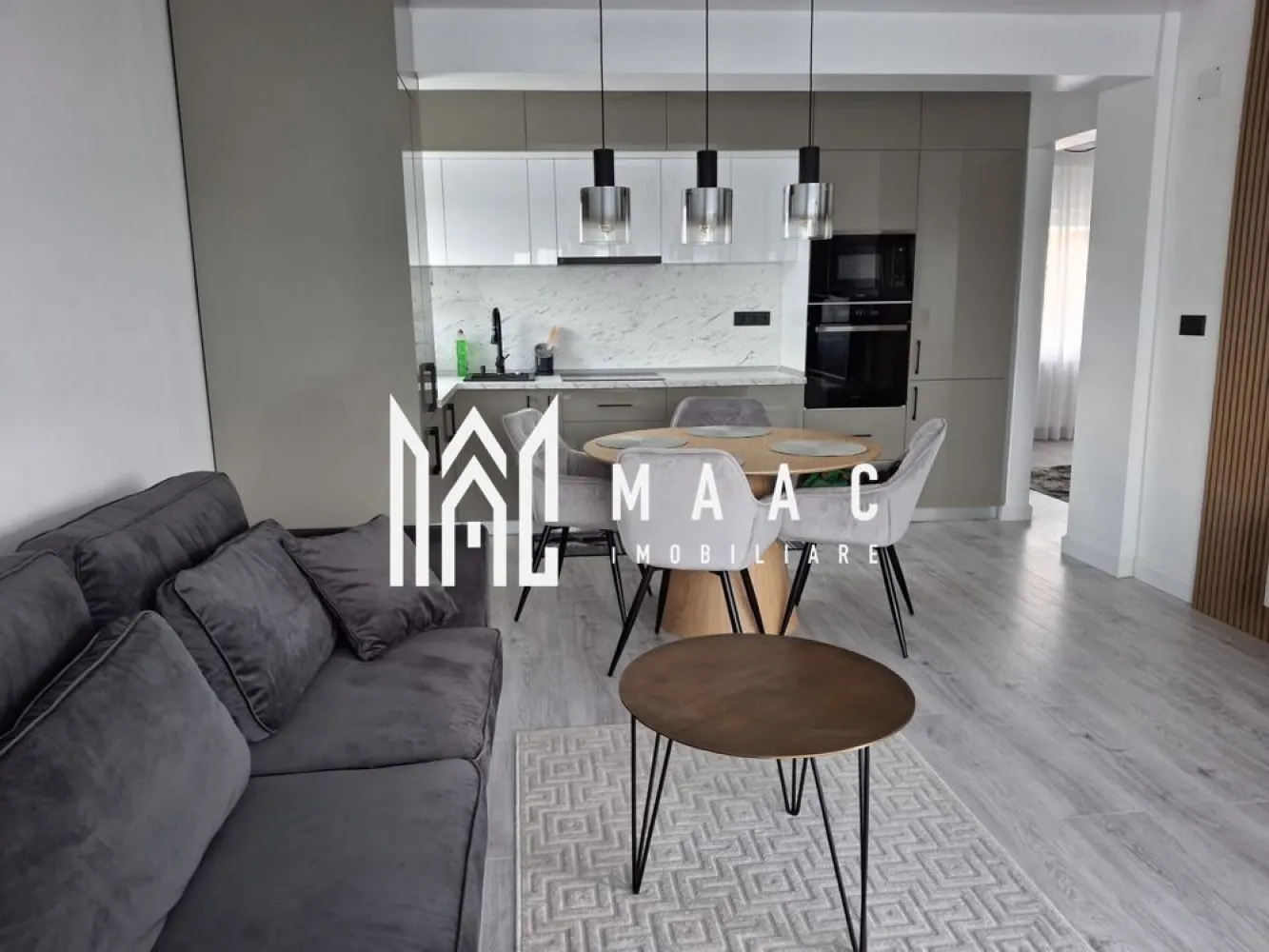 Apartament 3 camere | Etaj 2 | Balcon | Parcare | Brana - MAAC Imobiliare va prezinta un apartament 3 camere decomandat situat in zona Brana, Șelimbăr. Caracteristici: Bloc nou, cu regim de înălțime redus (3 etaje). Apartamentul este amplasat la etajul 2 Suprafață utilă de 70 mp Compartimentare: Hol de intrare Living open-space cu bucătărie Două dormitoare Baie echipată cu cabină de duș Balcon cu acces din living. Loc de parcare inclus. Dotări și finisaje: Apartamentul se vinde complet echipat cu electrocasnice noi: frigider, cuptor, plită, hotă, mașină de spălat. Localizare: Situat în zona Brana, Șelimbăr, într-un cartier liniștit și bine dezvoltat. Acces rapid la toate facilitățile necesare: magazine, farmacii, școli, mijloace de transport. Pentru mai multe detalii precizati telefonic ca ati vazut anuntul cu ID: CP2692542 }}