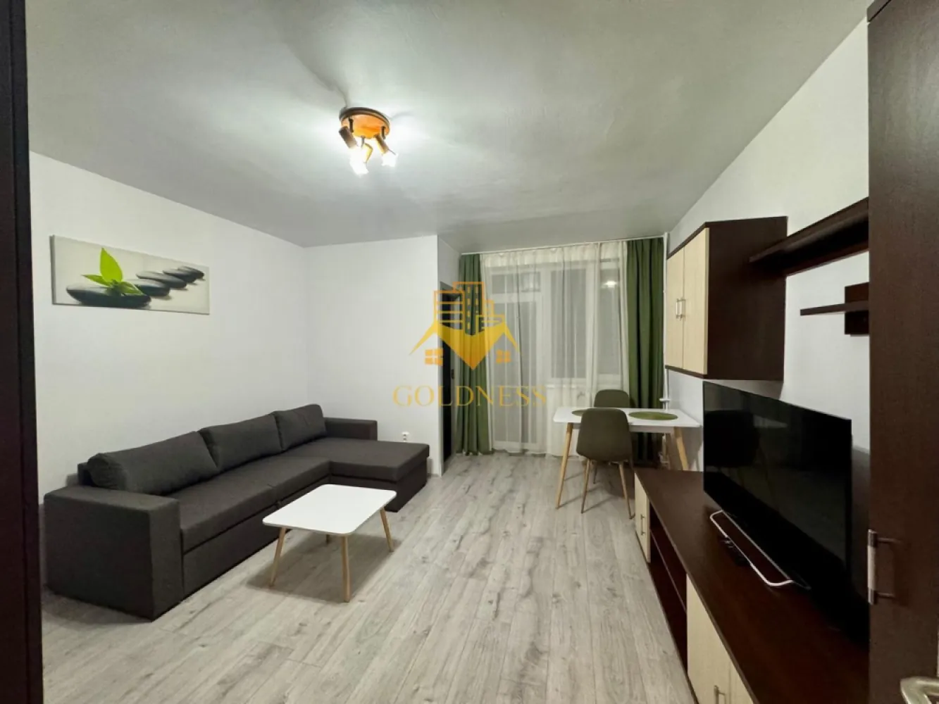 Garsoniera/ STUDIO, Manastur, Profi, Zona La Terenuri/Bucium, Parang - GOLDNESS Imobiliare vă propune spre închiriere o garsonieră complet mobilat și utilat, la etajul 7 într-un imobil de 10 etaje, în Cartierul Mănăștur . Se gasesc locuri de parcare pe strazile din vecinatatile blocului. Se află în apropierea stațiilor de transport în comun, magazine, restaurante, spații verzi, farmacii, etc. Apartamentul este compartimentat astfel: - o cameră cu canapea extensibilă, dressing, fotoliu, măsuță de cafea - bucatarie complet utilată, loc de servit masa - baie cu cadă , calorifer și dulap pentru depozitare. - balcon 3 mp. Imobilul este dotat cu toate cele necesare- termoficare, mașină de spălat haine, frigider, aragaz, etc. Dacă sunteți interesați de acest apartament și doriți să îl vizionați, dar și pentru alte oferte nu ezitați să ne contactați telefonic sau prin e-mail. Vă stăm la dispoziție! Pentru intermediere se percepe un comision de 50% din prețul chiriei!