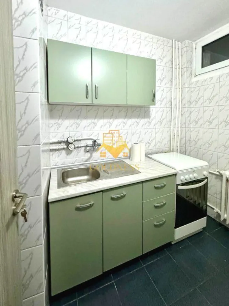 Garsoniera/ STUDIO, Manastur, Profi, Zona La Terenuri/Bucium, Parang - GOLDNESS Imobiliare vă propune spre închiriere o garsonieră complet mobilat și utilat, la etajul 7 într-un imobil de 10 etaje, în Cartierul Mănăștur . Se gasesc locuri de parcare pe strazile din vecinatatile blocului. Se află în apropierea stațiilor de transport în comun, magazine, restaurante, spații verzi, farmacii, etc. Apartamentul este compartimentat astfel: - o cameră cu canapea extensibilă, dressing, fotoliu, măsuță de cafea - bucatarie complet utilată, loc de servit masa - baie cu cadă , calorifer și dulap pentru depozitare. - balcon 3 mp. Imobilul este dotat cu toate cele necesare- termoficare, mașină de spălat haine, frigider, aragaz, etc. Dacă sunteți interesați de acest apartament și doriți să îl vizionați, dar și pentru alte oferte nu ezitați să ne contactați telefonic sau prin e-mail. Vă stăm la dispoziție! Pentru intermediere se percepe un comision de 50% din prețul chiriei!