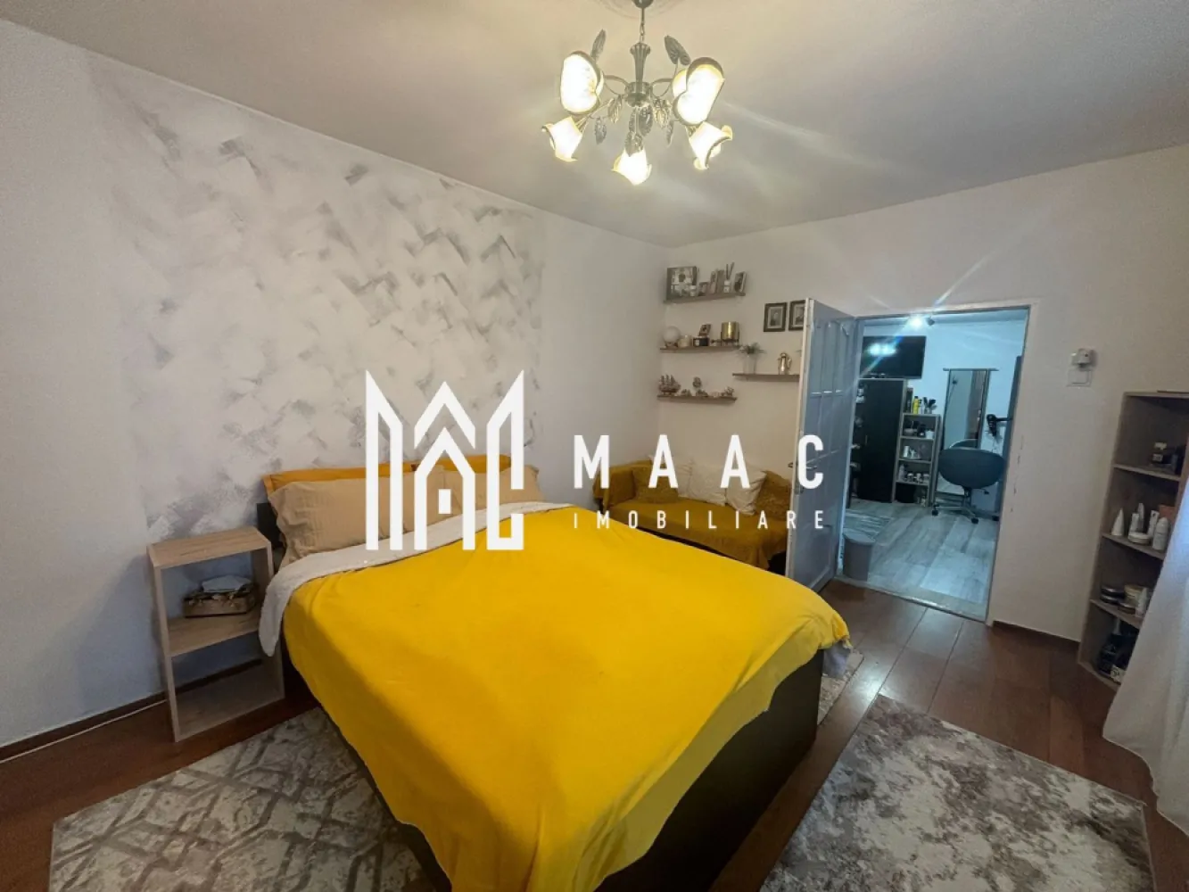Casa Individuala | 150MPU | 494MP Teren | Sura Mare - MAAC Imobiliare vă propune spre vânzare o proprietate recent renovată integral în anul 2024, situată în Sura Mare, la doar 4 km de Sibiu. Casa oferă o suprafață utilă de 150 mp și o curte generoasă cu grădină, fiind alegerea ideală pentru familiile care doresc să fie aproape de Sibiu, dar să se bucure de liniștea și confortul unei comunități mai retrase. Construită în 1968 și complet renovată în 2024, proprietatea beneficiază de finisaje moderne, materiale de calitate și este pregătită pentru a întâmpina noii proprietari. Compartimentare: 3 dormitoare spațioase 2 băi cu aerisire naturală bucătărie luminoasă și aerisită pivniță uscată mai multe spații de depozitare Dotări și beneficii: curte pavată și grădină generoasă compartimentare practică, cu multă luminozitate naturală se vinde parțial mobilată și utilată centrală proprie cu calorifere izolație exterioară și interioară 2 aparate de aer condiționat racordată la gaz, curent electric, fibră optică, apă și canalizare Pentru mai multe detalii sau pentru a programa o vizionare, vă rugăm să ne contactați. Specificați ID-ul CP2690814. }}
