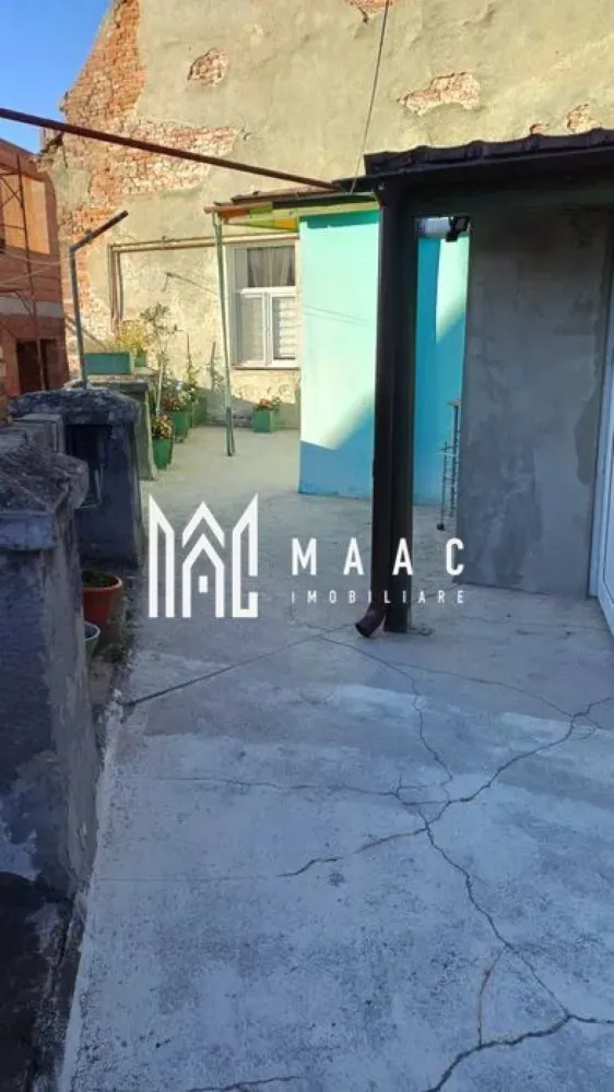 Apartament 2 camere | Etaj 1 | 54 MPU | Zona Centrala - MAAC Imobiliare va prezinta un apartament cu 2 camere situat in zona centrală, Sibiu. Caracteristici: Localizare: situat în inima orașului, într-o zonă centrală, cu acces facil către toate punctele de interes (mijloace de transport, instituții, magazine, cafenele, restaurante). Tip imobil: apartament amplasat într-o curte comună. Suprafață utilă: 54 mp. Compartimentare: Hol de intrare Dormitor Living Baie cu geam natural – dotată cu cabină de duș si geam pentru aerisire. Dotări și beneficii: Centrală termică proprie cu calorifere Apartamentul este gata pentru a fi personalizat după gustul viitorului proprietar. Avantaje zonă: Toate facilitățile la câțiva pași: supermarketuri, farmacii, școli, grădinițe, bănci, piețe. Apropiere de restaurante, cafenele și spații de relaxare. Acces rapid la mijloacele de transport în comun, conexiuni facile către orice punct al orașului. Pentru mai multe detalii precizati telefonic ca ati vazut anuntul cu ID: CP2690221 }}