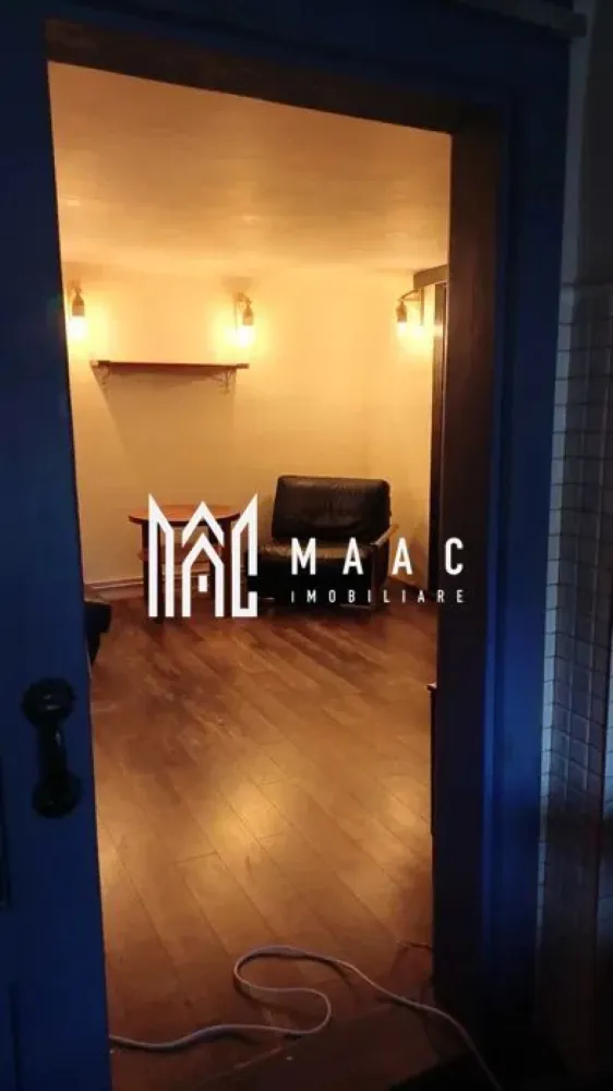 Apartament 2 camere | Etaj 1 | 54 MPU | Zona Centrala - MAAC Imobiliare va prezinta un apartament cu 2 camere situat in zona centrală, Sibiu. Caracteristici: Localizare: situat în inima orașului, într-o zonă centrală, cu acces facil către toate punctele de interes (mijloace de transport, instituții, magazine, cafenele, restaurante). Tip imobil: apartament amplasat într-o curte comună. Suprafață utilă: 54 mp. Compartimentare: Hol de intrare Dormitor Living Baie cu geam natural – dotată cu cabină de duș si geam pentru aerisire. Dotări și beneficii: Centrală termică proprie cu calorifere Apartamentul este gata pentru a fi personalizat după gustul viitorului proprietar. Avantaje zonă: Toate facilitățile la câțiva pași: supermarketuri, farmacii, școli, grădinițe, bănci, piețe. Apropiere de restaurante, cafenele și spații de relaxare. Acces rapid la mijloacele de transport în comun, conexiuni facile către orice punct al orașului. Pentru mai multe detalii precizati telefonic ca ati vazut anuntul cu ID: CP2690221 }}