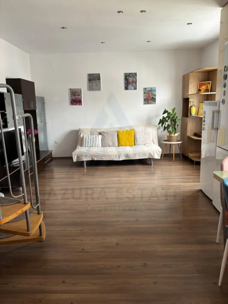 Apartament 4 camere 76 mp utili zona Hipodrom 3 cu loc de parcare - Agenția imobiliara Azura Estate va propune spre vânzare un apartament cu 3 camere, tip mansardă, cu o suprafață utilă de 76 mp utili, compus din living cu bucătărie open-space, 2 dormitoare matrimoniale, birou, baie și hol, situat la etajul 5, într-un imobil construit din cărămidă, în zona Hipodrom 3 din Sibiu. 📍 Zona Hipodrom 3 este una dintre cele mai apreciate zone rezidențiale ale orașului, recunoscută pentru liniște și accesibilitate. În apropiere se regăsesc școli, grădinițe, parcuri, piață agroalimentară, farmacii, cabinete medicale, magazine și mijloace de transport în comun. 🌳 Zona oferă acces rapid către principalele puncte de interes ale orașului. Caracteristici si compartimentare: 🛋️ Living cu bucătărie open-space – spațiu generos și luminos 🛏️ 2 Dormitoare – unul matrimonial, iar cel de-al doilea ideal pentru copil sau birou 🧑‍💻 Birou – cameră separată pentru lucru sau studiu 🛁 Baie – dotată cu geam pentru aerisire naturală 🚪 Hol – cu spații de depozitare 🚗 Loc de parcare – inclus ✨ Dotări și avantaje: 🪑 Bucătărie mobilată și utilată 🧱 Imobil din cărămidă 🌞 Spațiu luminos și bine compartimentat 🏡 Apartament tip mansardă 🌿 Zonă liniștită și bine conectată 💶 Prețul de vânzare este de 82.000 euro, negociabil!