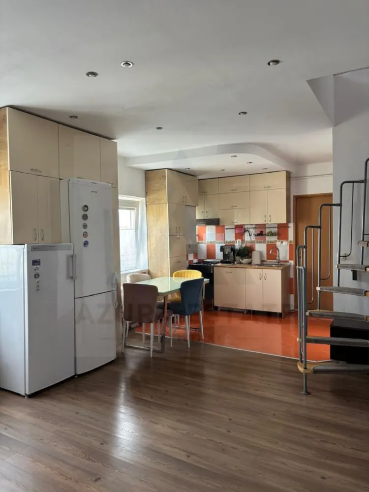 Apartament 4 camere 76 mp utili zona Hipodrom 3 cu loc de parcare - Agenția imobiliara Azura Estate va propune spre vânzare un apartament cu 3 camere, tip mansardă, cu o suprafață utilă de 76 mp utili, compus din living cu bucătărie open-space, 2 dormitoare matrimoniale, birou, baie și hol, situat la etajul 5, într-un imobil construit din cărămidă, în zona Hipodrom 3 din Sibiu. 📍 Zona Hipodrom 3 este una dintre cele mai apreciate zone rezidențiale ale orașului, recunoscută pentru liniște și accesibilitate. În apropiere se regăsesc școli, grădinițe, parcuri, piață agroalimentară, farmacii, cabinete medicale, magazine și mijloace de transport în comun. 🌳 Zona oferă acces rapid către principalele puncte de interes ale orașului. Caracteristici si compartimentare: 🛋️ Living cu bucătărie open-space – spațiu generos și luminos 🛏️ 2 Dormitoare – unul matrimonial, iar cel de-al doilea ideal pentru copil sau birou 🧑‍💻 Birou – cameră separată pentru lucru sau studiu 🛁 Baie – dotată cu geam pentru aerisire naturală 🚪 Hol – cu spații de depozitare 🚗 Loc de parcare – inclus ✨ Dotări și avantaje: 🪑 Bucătărie mobilată și utilată 🧱 Imobil din cărămidă 🌞 Spațiu luminos și bine compartimentat 🏡 Apartament tip mansardă 🌿 Zonă liniștită și bine conectată 💶 Prețul de vânzare este de 82.000 euro, negociabil!