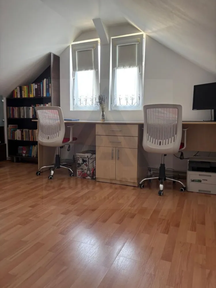 Apartament 4 camere 76 mp utili zona Hipodrom 3 cu loc de parcare - Agenția imobiliara Azura Estate va propune spre vânzare un apartament cu 3 camere, tip mansardă, cu o suprafață utilă de 76 mp utili, compus din living cu bucătărie open-space, 2 dormitoare matrimoniale, birou, baie și hol, situat la etajul 5, într-un imobil construit din cărămidă, în zona Hipodrom 3 din Sibiu. 📍 Zona Hipodrom 3 este una dintre cele mai apreciate zone rezidențiale ale orașului, recunoscută pentru liniște și accesibilitate. În apropiere se regăsesc școli, grădinițe, parcuri, piață agroalimentară, farmacii, cabinete medicale, magazine și mijloace de transport în comun. 🌳 Zona oferă acces rapid către principalele puncte de interes ale orașului. Caracteristici si compartimentare: 🛋️ Living cu bucătărie open-space – spațiu generos și luminos 🛏️ 2 Dormitoare – unul matrimonial, iar cel de-al doilea ideal pentru copil sau birou 🧑‍💻 Birou – cameră separată pentru lucru sau studiu 🛁 Baie – dotată cu geam pentru aerisire naturală 🚪 Hol – cu spații de depozitare 🚗 Loc de parcare – inclus ✨ Dotări și avantaje: 🪑 Bucătărie mobilată și utilată 🧱 Imobil din cărămidă 🌞 Spațiu luminos și bine compartimentat 🏡 Apartament tip mansardă 🌿 Zonă liniștită și bine conectată 💶 Prețul de vânzare este de 82.000 euro, negociabil!
