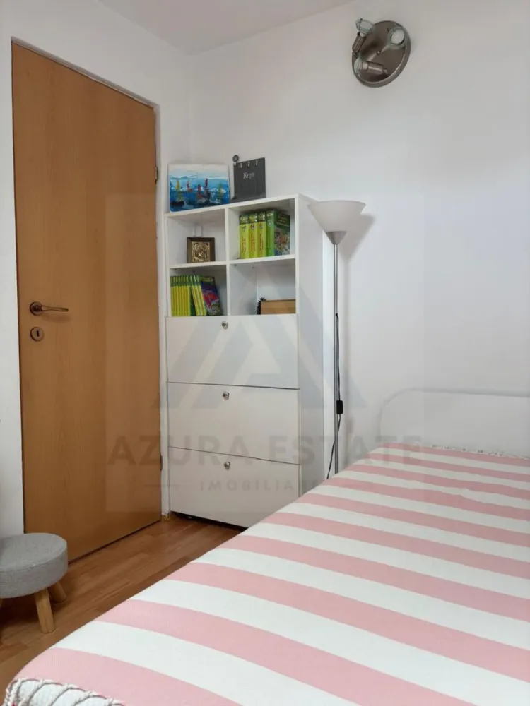 Apartament 4 camere 76 mp utili zona Hipodrom 3 cu loc de parcare - Agenția imobiliara Azura Estate va propune spre vânzare un apartament cu 3 camere, tip mansardă, cu o suprafață utilă de 76 mp utili, compus din living cu bucătărie open-space, 2 dormitoare matrimoniale, birou, baie și hol, situat la etajul 5, într-un imobil construit din cărămidă, în zona Hipodrom 3 din Sibiu. 📍 Zona Hipodrom 3 este una dintre cele mai apreciate zone rezidențiale ale orașului, recunoscută pentru liniște și accesibilitate. În apropiere se regăsesc școli, grădinițe, parcuri, piață agroalimentară, farmacii, cabinete medicale, magazine și mijloace de transport în comun. 🌳 Zona oferă acces rapid către principalele puncte de interes ale orașului. Caracteristici si compartimentare: 🛋️ Living cu bucătărie open-space – spațiu generos și luminos 🛏️ 2 Dormitoare – unul matrimonial, iar cel de-al doilea ideal pentru copil sau birou 🧑‍💻 Birou – cameră separată pentru lucru sau studiu 🛁 Baie – dotată cu geam pentru aerisire naturală 🚪 Hol – cu spații de depozitare 🚗 Loc de parcare – inclus ✨ Dotări și avantaje: 🪑 Bucătărie mobilată și utilată 🧱 Imobil din cărămidă 🌞 Spațiu luminos și bine compartimentat 🏡 Apartament tip mansardă 🌿 Zonă liniștită și bine conectată 💶 Prețul de vânzare este de 82.000 euro, negociabil!