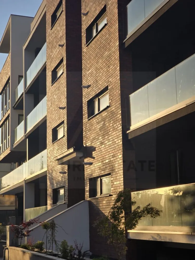 Apartament premium 75 mp utili cu parcare subterana si boxa Central - Agenția imobiliară Azura‑Estate vă propune spre achiziție un apartament superior, complet decomandat, luminos și finisat la standarde înalte, construcție nouă din 2025, izolat exterior cu vată bazaltică și amplasat într-o zonă premium, apreciată pentru accesibilitate, confort și calitatea dezvoltărilor rezidențiale. Locuința dispune de 74.7 mp utili și este configurată ideal pentru un stil de viață modern: living generos cu bucătărie integrată, două dormitoare bine proporționate, două băi, un balcon cu o suprafata de 11 mp utili, parcare subterană și boxă, elemente care completează perfect confortul urban. Apartamentul se remarcă prin compartimentare eficientă, lumină naturală abundentă și finisaje atent alese, oferind un ambient premium. Proiectul este unul dintre cele mai exclusiviste ansambluri rezidențiale ale zonei care impresionează prin arhitectura sa contemporană cu linii curate, fațade elegante îmbinate cu accente de cărămidă și sticlă, balcoane ample cu parapet transparent și o estetică urbană perfect proporționată. Cartierul este bine conectat, cu străzi curate, acces rapid către artere principale, malul Cibinului, centrul orasului, centre comerciale, universitati, școli, gradinite și zone verzi, ceea ce il transforma într-o alegere de top pentru cei care caută nu doar un apartament ci un stil de viață orientat spre calitate. Compartimentare & dotări Living spațios, luminos cu bucatarie open space Două dormitoare aerisite, cu spații generoase de depozitare Două băi moderne – una cu cadă, una cu duș Boxă / spațiu de depozitare la subsol Balcon cu suprafata de 11 mp utili Parcare subterană privata Încălzire în pardoseală, aer condiționat, WiFi, Stradă privată, zonă de case, foarte liniștită Transport public la câțiva pași Priveliște superbă către centrul istoric și către munți Fotografiile sunt cu titlu de prezentare si au fost realizate in apartamente deja vandute! Pretul de vanzare la cheie este de 235000 euro cu TVA 21% inclus!