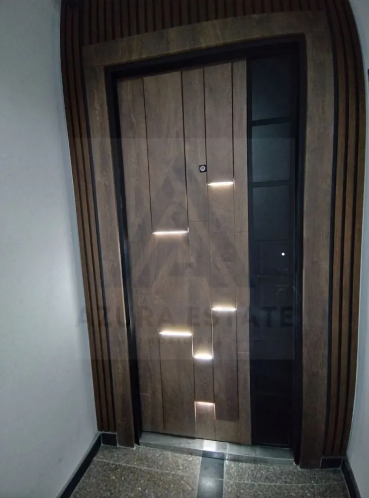 Apartament premium 75 mp utili cu parcare subterana si boxa Central - Agenția imobiliară Azura‑Estate vă propune spre achiziție un apartament superior, complet decomandat, luminos și finisat la standarde înalte, construcție nouă din 2025, izolat exterior cu vată bazaltică și amplasat într-o zonă premium, apreciată pentru accesibilitate, confort și calitatea dezvoltărilor rezidențiale. Locuința dispune de 74.7 mp utili și este configurată ideal pentru un stil de viață modern: living generos cu bucătărie integrată, două dormitoare bine proporționate, două băi, un balcon cu o suprafata de 11 mp utili, parcare subterană și boxă, elemente care completează perfect confortul urban. Apartamentul se remarcă prin compartimentare eficientă, lumină naturală abundentă și finisaje atent alese, oferind un ambient premium. Proiectul este unul dintre cele mai exclusiviste ansambluri rezidențiale ale zonei care impresionează prin arhitectura sa contemporană cu linii curate, fațade elegante îmbinate cu accente de cărămidă și sticlă, balcoane ample cu parapet transparent și o estetică urbană perfect proporționată. Cartierul este bine conectat, cu străzi curate, acces rapid către artere principale, malul Cibinului, centrul orasului, centre comerciale, universitati, școli, gradinite și zone verzi, ceea ce il transforma într-o alegere de top pentru cei care caută nu doar un apartament ci un stil de viață orientat spre calitate. Compartimentare & dotări Living spațios, luminos cu bucatarie open space Două dormitoare aerisite, cu spații generoase de depozitare Două băi moderne – una cu cadă, una cu duș Boxă / spațiu de depozitare la subsol Balcon cu suprafata de 11 mp utili Parcare subterană privata Încălzire în pardoseală, aer condiționat, WiFi, Stradă privată, zonă de case, foarte liniștită Transport public la câțiva pași Priveliște superbă către centrul istoric și către munți Fotografiile sunt cu titlu de prezentare si au fost realizate in apartamente deja vandute! Pretul de vanzare la cheie este de 235000 euro cu TVA 21% inclus!