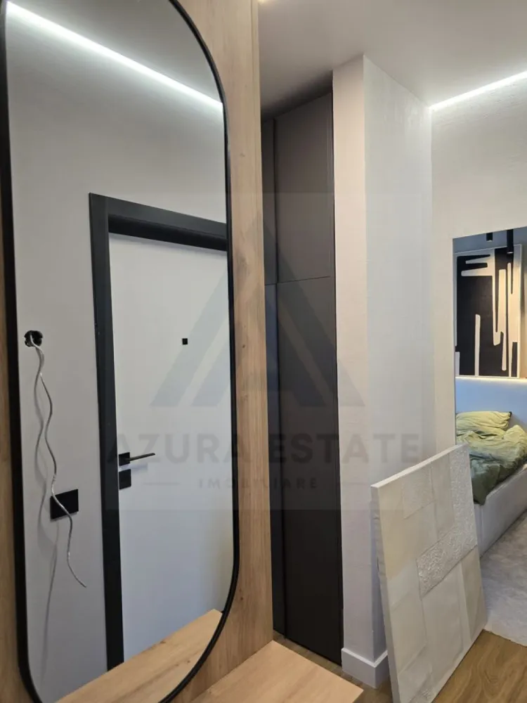 Apartament premium 75 mp utili cu parcare subterana si boxa Central - Agenția imobiliară Azura‑Estate vă propune spre achiziție un apartament superior, complet decomandat, luminos și finisat la standarde înalte, construcție nouă din 2025, izolat exterior cu vată bazaltică și amplasat într-o zonă premium, apreciată pentru accesibilitate, confort și calitatea dezvoltărilor rezidențiale. Locuința dispune de 74.7 mp utili și este configurată ideal pentru un stil de viață modern: living generos cu bucătărie integrată, două dormitoare bine proporționate, două băi, un balcon cu o suprafata de 11 mp utili, parcare subterană și boxă, elemente care completează perfect confortul urban. Apartamentul se remarcă prin compartimentare eficientă, lumină naturală abundentă și finisaje atent alese, oferind un ambient premium. Proiectul este unul dintre cele mai exclusiviste ansambluri rezidențiale ale zonei care impresionează prin arhitectura sa contemporană cu linii curate, fațade elegante îmbinate cu accente de cărămidă și sticlă, balcoane ample cu parapet transparent și o estetică urbană perfect proporționată. Cartierul este bine conectat, cu străzi curate, acces rapid către artere principale, malul Cibinului, centrul orasului, centre comerciale, universitati, școli, gradinite și zone verzi, ceea ce il transforma într-o alegere de top pentru cei care caută nu doar un apartament ci un stil de viață orientat spre calitate. Compartimentare & dotări Living spațios, luminos cu bucatarie open space Două dormitoare aerisite, cu spații generoase de depozitare Două băi moderne – una cu cadă, una cu duș Boxă / spațiu de depozitare la subsol Balcon cu suprafata de 11 mp utili Parcare subterană privata Încălzire în pardoseală, aer condiționat, WiFi, Stradă privată, zonă de case, foarte liniștită Transport public la câțiva pași Priveliște superbă către centrul istoric și către munți Fotografiile sunt cu titlu de prezentare si au fost realizate in apartamente deja vandute! Pretul de vanzare la cheie este de 235000 euro cu TVA 21% inclus!