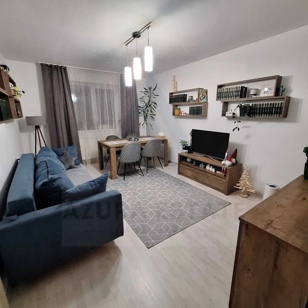 Apartament modern 3 camere 2 bai 2 balcoane etaj 2 si parcare Turnisor - Agentia imobiliara Azura Estate va propune pentru vanzare un apartament modern cu o suprafata utila de 74 mp, complet mobilat utilat, format din living, 2 dormitoare, 2 bai, 2 balcoane, bucatarie inchisa si camara, situat la etajul 2 intr-un imobil edificat din caramida in zona Turnisor. Cartierul este recunoscut pentru accesibilitate fata de punctele de interes comun ale orasului, autostrada A1, zona centrala, iar in proximitate regasim scoli, gradinite , farmacii precum si acces rapid la mijloace de transport in comun si spatii comerciale. Caracteristici si compartimentare: Living generos si insorit cu acces pe balcon 2 dormitoare matrimoniale complet mobilate 2 bai moderne dintre care una cu cada si fereastra de aierisire iar cealalta cu cabina de dus Bucatarie inchisa ,echipata complet cu acces pe balcon Hol generos cu spatii de depozitare si camara 2 balcoane din care unul este inchis cu ferestre termopan Loc de parcare privat Pretul de vanzare este de 143000 euro negociabil
