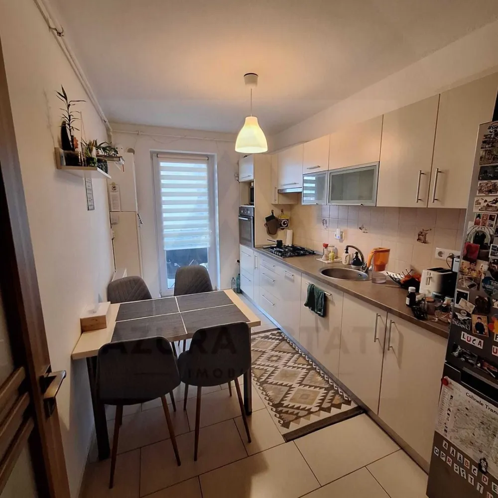 Apartament modern 3 camere 2 bai 2 balcoane etaj 2 si parcare Turnisor - Agentia imobiliara Azura Estate va propune pentru vanzare un apartament modern cu o suprafata utila de 74 mp, complet mobilat utilat, format din living, 2 dormitoare, 2 bai, 2 balcoane, bucatarie inchisa si camara, situat la etajul 2 intr-un imobil edificat din caramida in zona Turnisor. Cartierul este recunoscut pentru accesibilitate fata de punctele de interes comun ale orasului, autostrada A1, zona centrala, iar in proximitate regasim scoli, gradinite , farmacii precum si acces rapid la mijloace de transport in comun si spatii comerciale. Caracteristici si compartimentare: Living generos si insorit cu acces pe balcon 2 dormitoare matrimoniale complet mobilate 2 bai moderne dintre care una cu cada si fereastra de aierisire iar cealalta cu cabina de dus Bucatarie inchisa ,echipata complet cu acces pe balcon Hol generos cu spatii de depozitare si camara 2 balcoane din care unul este inchis cu ferestre termopan Loc de parcare privat Pretul de vanzare este de 143000 euro negociabil