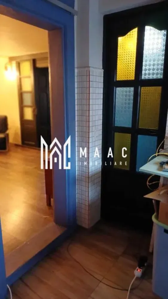 Apartament 2 camere | Etaj 1 | 54 MPU | Zona Centrala - MAAC Imobiliare va prezinta un apartament cu 2 camere situat in zona centrală, Sibiu. Caracteristici: Localizare: situat în inima orașului, într-o zonă centrală, cu acces facil către toate punctele de interes (mijloace de transport, instituții, magazine, cafenele, restaurante). Tip imobil: apartament amplasat într-o curte comună. Suprafață utilă: 54 mp. Compartimentare: Hol de intrare Dormitor Living Baie cu geam natural – dotată cu cabină de duș si geam pentru aerisire. Dotări și beneficii: Centrală termică proprie cu calorifere Apartamentul este gata pentru a fi personalizat după gustul viitorului proprietar. Avantaje zonă: Toate facilitățile la câțiva pași: supermarketuri, farmacii, școli, grădinițe, bănci, piețe. Apropiere de restaurante, cafenele și spații de relaxare. Acces rapid la mijloacele de transport în comun, conexiuni facile către orice punct al orașului. Pentru mai multe detalii precizati telefonic ca ati vazut anuntul cu ID: CP2690221 }}