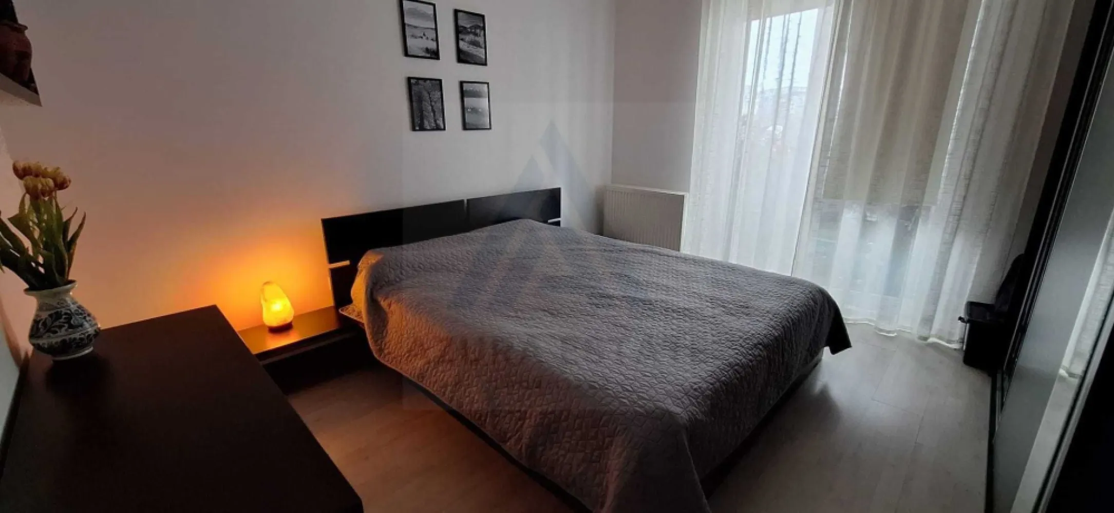 Apartament modern 3 camere 2 bai 2 balcoane etaj 2 si parcare Turnisor - Agentia imobiliara Azura Estate va propune pentru vanzare un apartament modern cu o suprafata utila de 74 mp, complet mobilat utilat, format din living, 2 dormitoare, 2 bai, 2 balcoane, bucatarie inchisa si camara, situat la etajul 2 intr-un imobil edificat din caramida in zona Turnisor. Cartierul este recunoscut pentru accesibilitate fata de punctele de interes comun ale orasului, autostrada A1, zona centrala, iar in proximitate regasim scoli, gradinite , farmacii precum si acces rapid la mijloace de transport in comun si spatii comerciale. Caracteristici si compartimentare: Living generos si insorit cu acces pe balcon 2 dormitoare matrimoniale complet mobilate 2 bai moderne dintre care una cu cada si fereastra de aierisire iar cealalta cu cabina de dus Bucatarie inchisa ,echipata complet cu acces pe balcon Hol generos cu spatii de depozitare si camara 2 balcoane din care unul este inchis cu ferestre termopan Loc de parcare privat Pretul de vanzare este de 143000 euro negociabil