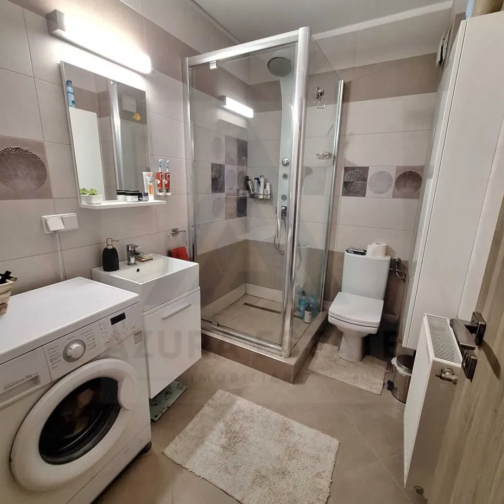 Apartament modern 3 camere 2 bai 2 balcoane etaj 2 si parcare Turnisor - Agentia imobiliara Azura Estate va propune pentru vanzare un apartament modern cu o suprafata utila de 74 mp, complet mobilat utilat, format din living, 2 dormitoare, 2 bai, 2 balcoane, bucatarie inchisa si camara, situat la etajul 2 intr-un imobil edificat din caramida in zona Turnisor. Cartierul este recunoscut pentru accesibilitate fata de punctele de interes comun ale orasului, autostrada A1, zona centrala, iar in proximitate regasim scoli, gradinite , farmacii precum si acces rapid la mijloace de transport in comun si spatii comerciale. Caracteristici si compartimentare: Living generos si insorit cu acces pe balcon 2 dormitoare matrimoniale complet mobilate 2 bai moderne dintre care una cu cada si fereastra de aierisire iar cealalta cu cabina de dus Bucatarie inchisa ,echipata complet cu acces pe balcon Hol generos cu spatii de depozitare si camara 2 balcoane din care unul este inchis cu ferestre termopan Loc de parcare privat Pretul de vanzare este de 143000 euro negociabil