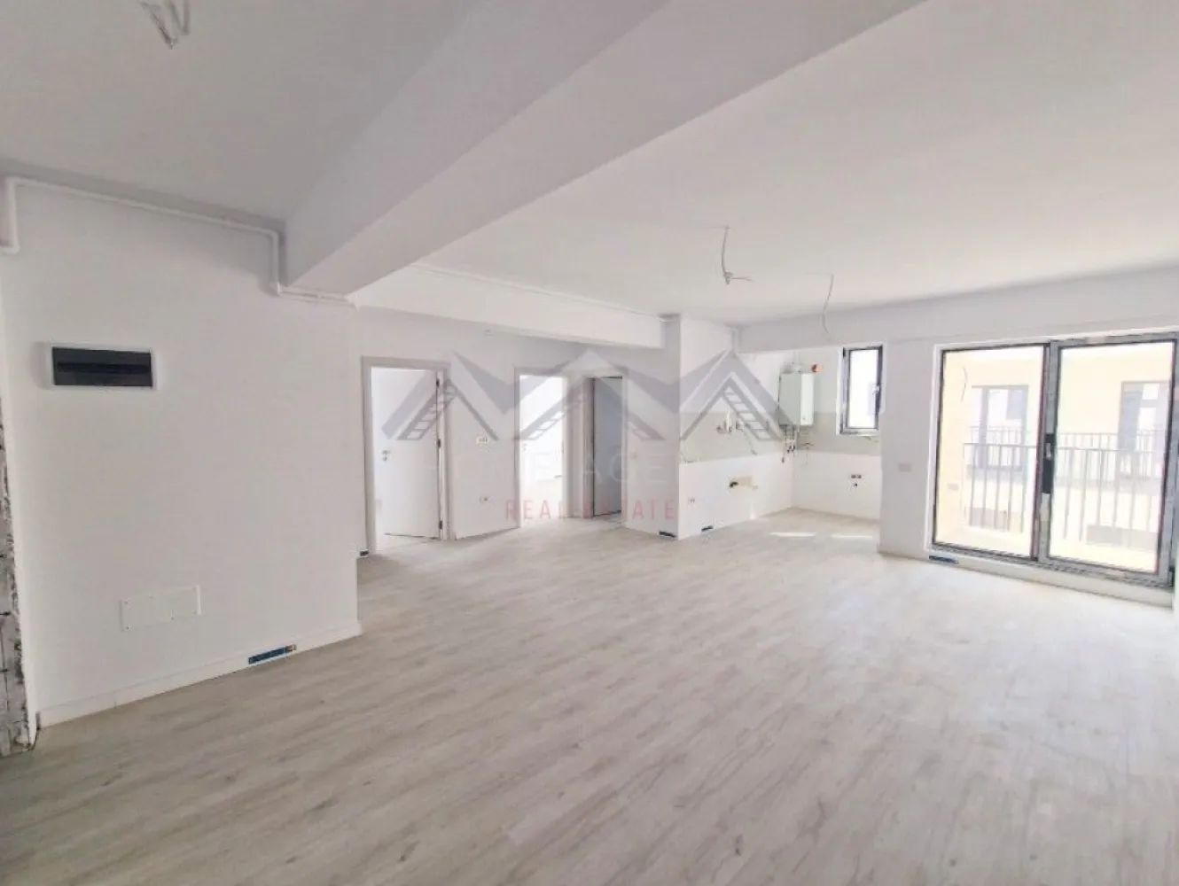 Apartament 3 camere Otopeni central | bloc nou, parcare, comision 0 - Achiziția se realizează direct de la dezvoltator, fără perceperea vreunui comision din partea cumpărătorului. Oferim consultanță gratuită pe întreaga durată a procesului de achiziție, asigurând suport specializat la fiecare etapă. De asemenea, la solicitare, punem la dispoziție servicii de brokeraj financiar, fără costuri suplimentare, pentru identificarea celor mai avantajoase soluții de finanțare adaptate nevoilor dumneavoastră. Vă propunem, spre vânzare, un apartament de 3 camere modern, situat într-un bloc nou D+P+3mansardat, aflat în zona centrală a orașului Otopeni. Este alegerea ideală atât pentru o locuință confortabilă și bine organizată, cât și pentru o investiție sigură și profitabilă, fie pentru închiriere pe termen lung, fie în regim hotelier prin platforme precum Airbnb sau Booking. Compartimentarea a fost gândită astfel încât să ofere funcționalitate și confort. Livingul este integrat cu o bucătărie retrasă, pe o suprafață utilă de 33,56 mp, cu deschidere spre balcon. Cele două dormitoare sunt spațioase și primitoare, unul dintre ele beneficiază de acces direct către o terasă privată de 7,71 mp. Apartamentul dispune de o baie modernă, dotată cu duș walk-in și fereastră, precum și de un WC de serviciu separat, ceea ce sporește gradul de confort. Imobilul se predă complet finisat, cu parchet, gresie, faianță și băi complet utilate, astfel încât viitorul proprietar să beneficieze de un apartament pregătit pentru amenajare. Confortul termic este asigurat de centrala proprie și încălzirea prin pardoseală, o soluție modernă care oferă o temperatură uniformă în toate camerele și contribuie la reducerea costurilor de întreținere. Apartamentul este racordat la toate utilitățile publice – apă, gaze, electricitate și canalizare – și dispune de un loc de parcare inclus în preț, pentru un plus de confort și siguranță. Un alt avantaj important îl reprezintă poziționarea excelentă. Apartamentul se află la doar 10 minute de mers pe jos până la piață și magazine, iar școala este accesibilă la cel mult 15 minute pe jos (4 minute cu mașina). Totodată, în imediata apropiere există restaurante, supermarketuri, farmacii, bănci, transport public. Accesul către DN1, Centura Capitalei și Aeroportul Henri Coandă este rapid și facil, iar în perspectivă, zona va fi deservită și de viitoarea stație de metrou. Prețul afișat include TVA și nu ascunde costuri suplimentare. 📞 Programează acum o vizionare!
