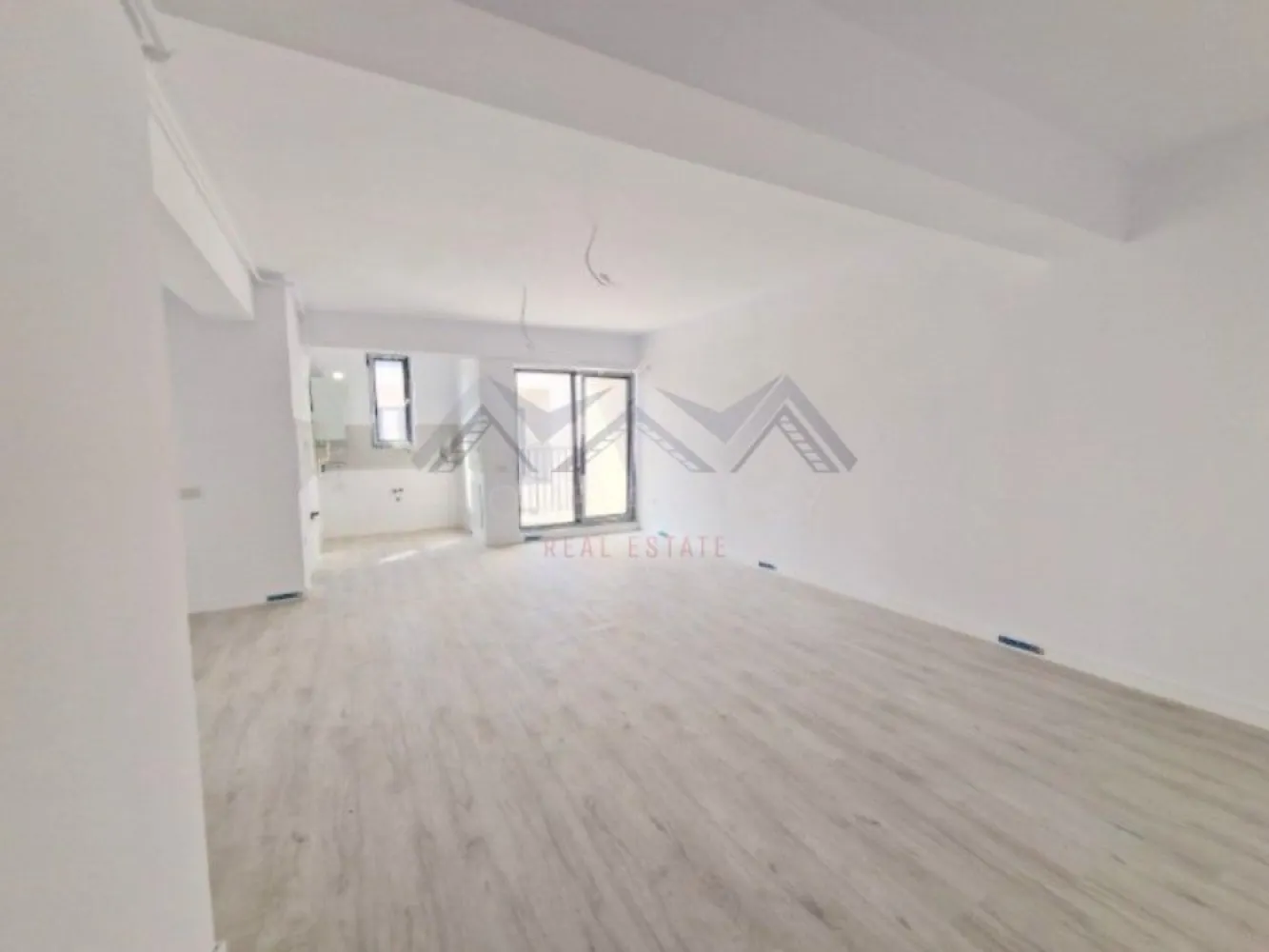 Apartament 3 camere Otopeni central | bloc nou, parcare, comision 0 - Achiziția se realizează direct de la dezvoltator, fără perceperea vreunui comision din partea cumpărătorului. Oferim consultanță gratuită pe întreaga durată a procesului de achiziție, asigurând suport specializat la fiecare etapă. De asemenea, la solicitare, punem la dispoziție servicii de brokeraj financiar, fără costuri suplimentare, pentru identificarea celor mai avantajoase soluții de finanțare adaptate nevoilor dumneavoastră. Vă propunem, spre vânzare, un apartament de 3 camere modern, situat într-un bloc nou D+P+3mansardat, aflat în zona centrală a orașului Otopeni. Este alegerea ideală atât pentru o locuință confortabilă și bine organizată, cât și pentru o investiție sigură și profitabilă, fie pentru închiriere pe termen lung, fie în regim hotelier prin platforme precum Airbnb sau Booking. Compartimentarea a fost gândită astfel încât să ofere funcționalitate și confort. Livingul este integrat cu o bucătărie retrasă, pe o suprafață utilă de 33,56 mp, cu deschidere spre balcon. Cele două dormitoare sunt spațioase și primitoare, unul dintre ele beneficiază de acces direct către o terasă privată de 7,71 mp. Apartamentul dispune de o baie modernă, dotată cu duș walk-in și fereastră, precum și de un WC de serviciu separat, ceea ce sporește gradul de confort. Imobilul se predă complet finisat, cu parchet, gresie, faianță și băi complet utilate, astfel încât viitorul proprietar să beneficieze de un apartament pregătit pentru amenajare. Confortul termic este asigurat de centrala proprie și încălzirea prin pardoseală, o soluție modernă care oferă o temperatură uniformă în toate camerele și contribuie la reducerea costurilor de întreținere. Apartamentul este racordat la toate utilitățile publice – apă, gaze, electricitate și canalizare – și dispune de un loc de parcare inclus în preț, pentru un plus de confort și siguranță. Un alt avantaj important îl reprezintă poziționarea excelentă. Apartamentul se află la doar 10 minute de mers pe jos până la piață și magazine, iar școala este accesibilă la cel mult 15 minute pe jos (4 minute cu mașina). Totodată, în imediata apropiere există restaurante, supermarketuri, farmacii, bănci, transport public. Accesul către DN1, Centura Capitalei și Aeroportul Henri Coandă este rapid și facil, iar în perspectivă, zona va fi deservită și de viitoarea stație de metrou. Prețul afișat include TVA și nu ascunde costuri suplimentare. 📞 Programează acum o vizionare!