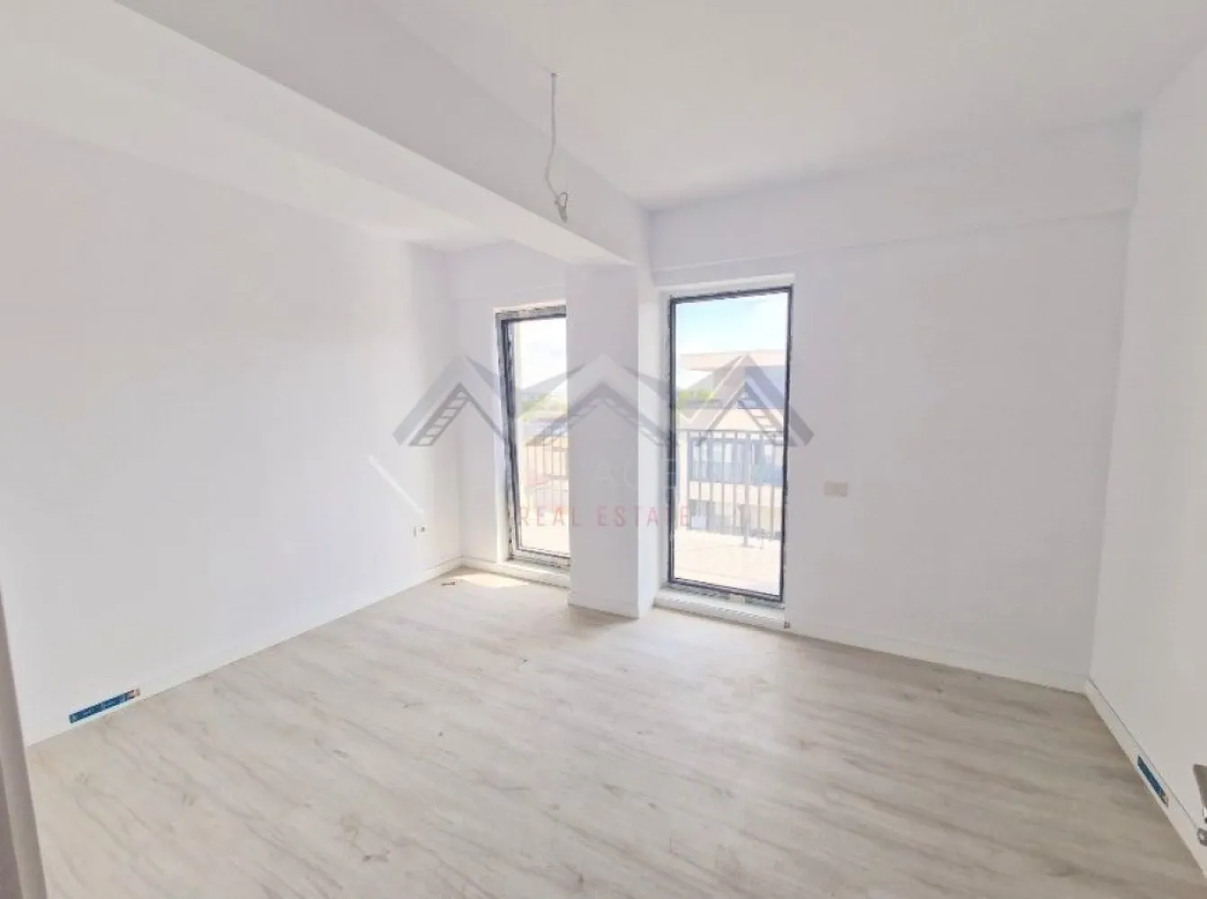 Apartament 3 camere Otopeni central | bloc nou, parcare, comision 0 - Achiziția se realizează direct de la dezvoltator, fără perceperea vreunui comision din partea cumpărătorului. Oferim consultanță gratuită pe întreaga durată a procesului de achiziție, asigurând suport specializat la fiecare etapă. De asemenea, la solicitare, punem la dispoziție servicii de brokeraj financiar, fără costuri suplimentare, pentru identificarea celor mai avantajoase soluții de finanțare adaptate nevoilor dumneavoastră. Vă propunem, spre vânzare, un apartament de 3 camere modern, situat într-un bloc nou D+P+3mansardat, aflat în zona centrală a orașului Otopeni. Este alegerea ideală atât pentru o locuință confortabilă și bine organizată, cât și pentru o investiție sigură și profitabilă, fie pentru închiriere pe termen lung, fie în regim hotelier prin platforme precum Airbnb sau Booking. Compartimentarea a fost gândită astfel încât să ofere funcționalitate și confort. Livingul este integrat cu o bucătărie retrasă, pe o suprafață utilă de 33,56 mp, cu deschidere spre balcon. Cele două dormitoare sunt spațioase și primitoare, unul dintre ele beneficiază de acces direct către o terasă privată de 7,71 mp. Apartamentul dispune de o baie modernă, dotată cu duș walk-in și fereastră, precum și de un WC de serviciu separat, ceea ce sporește gradul de confort. Imobilul se predă complet finisat, cu parchet, gresie, faianță și băi complet utilate, astfel încât viitorul proprietar să beneficieze de un apartament pregătit pentru amenajare. Confortul termic este asigurat de centrala proprie și încălzirea prin pardoseală, o soluție modernă care oferă o temperatură uniformă în toate camerele și contribuie la reducerea costurilor de întreținere. Apartamentul este racordat la toate utilitățile publice – apă, gaze, electricitate și canalizare – și dispune de un loc de parcare inclus în preț, pentru un plus de confort și siguranță. Un alt avantaj important îl reprezintă poziționarea excelentă. Apartamentul se află la doar 10 minute de mers pe jos până la piață și magazine, iar școala este accesibilă la cel mult 15 minute pe jos (4 minute cu mașina). Totodată, în imediata apropiere există restaurante, supermarketuri, farmacii, bănci, transport public. Accesul către DN1, Centura Capitalei și Aeroportul Henri Coandă este rapid și facil, iar în perspectivă, zona va fi deservită și de viitoarea stație de metrou. Prețul afișat include TVA și nu ascunde costuri suplimentare. 📞 Programează acum o vizionare!