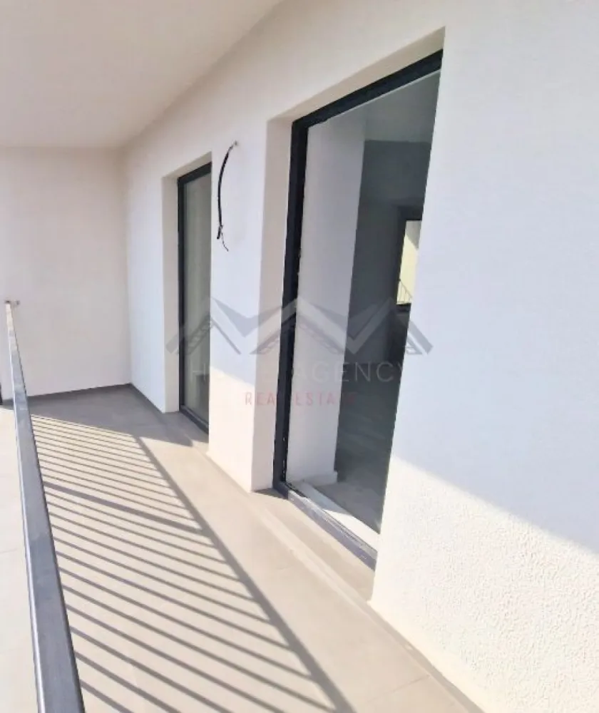 Apartament 3 camere Otopeni central | bloc nou, parcare, comision 0 - Achiziția se realizează direct de la dezvoltator, fără perceperea vreunui comision din partea cumpărătorului. Oferim consultanță gratuită pe întreaga durată a procesului de achiziție, asigurând suport specializat la fiecare etapă. De asemenea, la solicitare, punem la dispoziție servicii de brokeraj financiar, fără costuri suplimentare, pentru identificarea celor mai avantajoase soluții de finanțare adaptate nevoilor dumneavoastră. Vă propunem, spre vânzare, un apartament de 3 camere modern, situat într-un bloc nou D+P+3mansardat, aflat în zona centrală a orașului Otopeni. Este alegerea ideală atât pentru o locuință confortabilă și bine organizată, cât și pentru o investiție sigură și profitabilă, fie pentru închiriere pe termen lung, fie în regim hotelier prin platforme precum Airbnb sau Booking. Compartimentarea a fost gândită astfel încât să ofere funcționalitate și confort. Livingul este integrat cu o bucătărie retrasă, pe o suprafață utilă de 33,56 mp, cu deschidere spre balcon. Cele două dormitoare sunt spațioase și primitoare, unul dintre ele beneficiază de acces direct către o terasă privată de 7,71 mp. Apartamentul dispune de o baie modernă, dotată cu duș walk-in și fereastră, precum și de un WC de serviciu separat, ceea ce sporește gradul de confort. Imobilul se predă complet finisat, cu parchet, gresie, faianță și băi complet utilate, astfel încât viitorul proprietar să beneficieze de un apartament pregătit pentru amenajare. Confortul termic este asigurat de centrala proprie și încălzirea prin pardoseală, o soluție modernă care oferă o temperatură uniformă în toate camerele și contribuie la reducerea costurilor de întreținere. Apartamentul este racordat la toate utilitățile publice – apă, gaze, electricitate și canalizare – și dispune de un loc de parcare inclus în preț, pentru un plus de confort și siguranță. Un alt avantaj important îl reprezintă poziționarea excelentă. Apartamentul se află la doar 10 minute de mers pe jos până la piață și magazine, iar școala este accesibilă la cel mult 15 minute pe jos (4 minute cu mașina). Totodată, în imediata apropiere există restaurante, supermarketuri, farmacii, bănci, transport public. Accesul către DN1, Centura Capitalei și Aeroportul Henri Coandă este rapid și facil, iar în perspectivă, zona va fi deservită și de viitoarea stație de metrou. Prețul afișat include TVA și nu ascunde costuri suplimentare. 📞 Programează acum o vizionare!