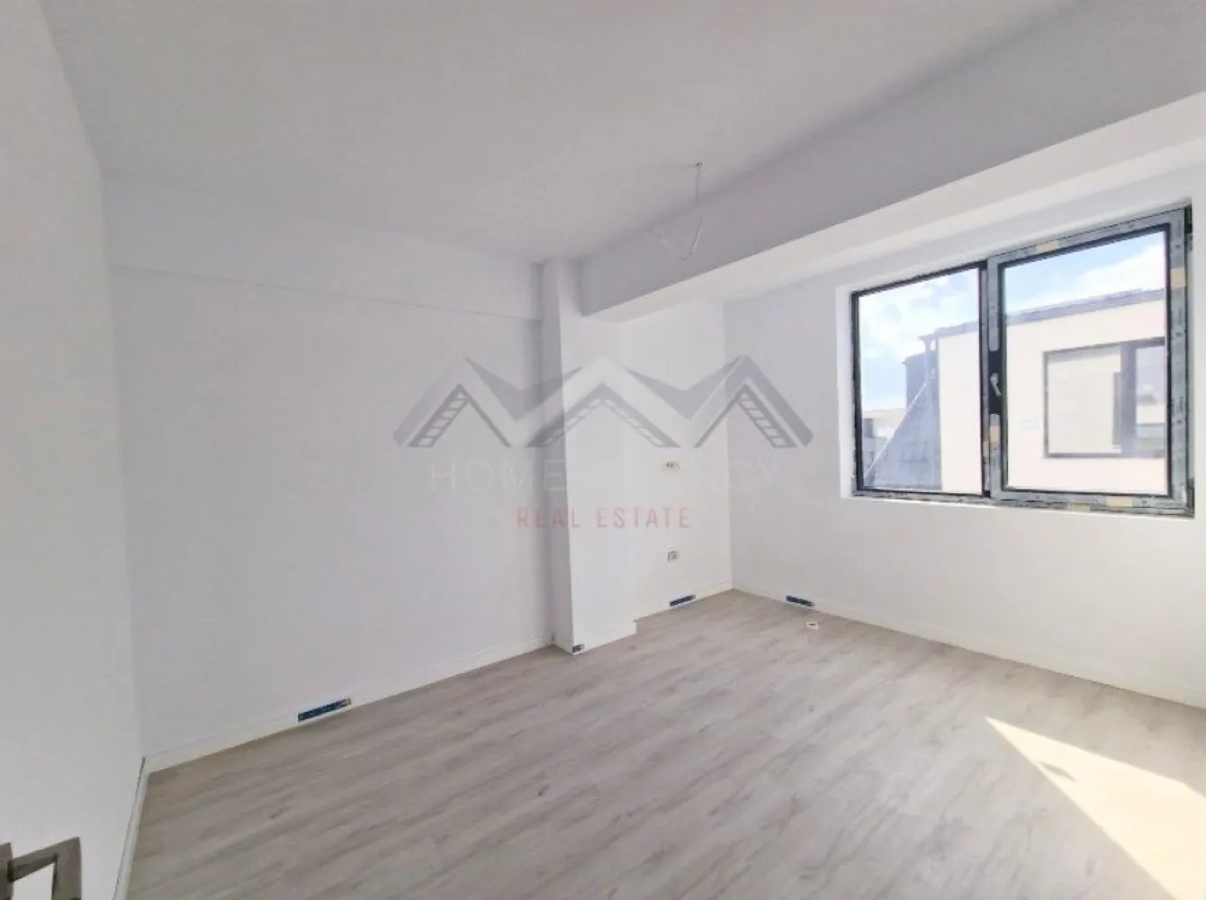 Apartament 3 camere Otopeni central | bloc nou, parcare, comision 0 - Achiziția se realizează direct de la dezvoltator, fără perceperea vreunui comision din partea cumpărătorului. Oferim consultanță gratuită pe întreaga durată a procesului de achiziție, asigurând suport specializat la fiecare etapă. De asemenea, la solicitare, punem la dispoziție servicii de brokeraj financiar, fără costuri suplimentare, pentru identificarea celor mai avantajoase soluții de finanțare adaptate nevoilor dumneavoastră. Vă propunem, spre vânzare, un apartament de 3 camere modern, situat într-un bloc nou D+P+3mansardat, aflat în zona centrală a orașului Otopeni. Este alegerea ideală atât pentru o locuință confortabilă și bine organizată, cât și pentru o investiție sigură și profitabilă, fie pentru închiriere pe termen lung, fie în regim hotelier prin platforme precum Airbnb sau Booking. Compartimentarea a fost gândită astfel încât să ofere funcționalitate și confort. Livingul este integrat cu o bucătărie retrasă, pe o suprafață utilă de 33,56 mp, cu deschidere spre balcon. Cele două dormitoare sunt spațioase și primitoare, unul dintre ele beneficiază de acces direct către o terasă privată de 7,71 mp. Apartamentul dispune de o baie modernă, dotată cu duș walk-in și fereastră, precum și de un WC de serviciu separat, ceea ce sporește gradul de confort. Imobilul se predă complet finisat, cu parchet, gresie, faianță și băi complet utilate, astfel încât viitorul proprietar să beneficieze de un apartament pregătit pentru amenajare. Confortul termic este asigurat de centrala proprie și încălzirea prin pardoseală, o soluție modernă care oferă o temperatură uniformă în toate camerele și contribuie la reducerea costurilor de întreținere. Apartamentul este racordat la toate utilitățile publice – apă, gaze, electricitate și canalizare – și dispune de un loc de parcare inclus în preț, pentru un plus de confort și siguranță. Un alt avantaj important îl reprezintă poziționarea excelentă. Apartamentul se află la doar 10 minute de mers pe jos până la piață și magazine, iar școala este accesibilă la cel mult 15 minute pe jos (4 minute cu mașina). Totodată, în imediata apropiere există restaurante, supermarketuri, farmacii, bănci, transport public. Accesul către DN1, Centura Capitalei și Aeroportul Henri Coandă este rapid și facil, iar în perspectivă, zona va fi deservită și de viitoarea stație de metrou. Prețul afișat include TVA și nu ascunde costuri suplimentare. 📞 Programează acum o vizionare!
