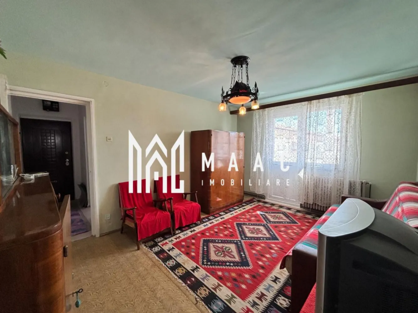 Apartament 2 camere | 39 mpu | Hipodrom 3 - MAAC Imobiliare propune spre vânzare un apartament spațios și bine întreținut, situat în cartierul Hipodrom 3 . Această locuință oferă confort și facilități excelente, fiind ideală pentru cei care caută un apartament gata de locuit, cu toate utilitățile necesare. Detalii principale: Suprafață utilă: 39 mp. Compartimentare: 2 camere, bucătărie, baie, hol și balcon. Pivniță: 9 mp utili, cu lumină și sursă de apă, ideală pentru depozitare. Etaj: 4 din 4, cu orientare spre est-sud (vedere spre parcare și locul de joacă). Balcon: Spațios, cu geamuri din tâmplărie PVC și plase de insecte, recent înlocuite. Detalii și dotări: Izolație exterioară: Blocul este izolat termic pentru un plus de eficiență energetică. Acoperiș: Țiglă, asigurând o protecție sporită împotriva intemperiilor. Centrală termică pe gaz: Cu instalație de cupru, asigurând un confort termic optim. Stare apartament: Curat și locuibil imediat; mobilierul poate rămâne, dacă se dorește. Bucătărie și baie: Echipate cu chiuvete noi. Facilități și avantaje: Pivniță: 9 mp utili, dotată cu lumină și sursă de apă, perfectă pentru depozitarea diverselor obiecte. Casa scării: Renovată, cu uscătoare comune la etajele 3 și 4, intrare cu ușă PVC și interfon. Locație: Situat la strada principală, lângă stația de autobuz, magazine Profi și Peco, facilitând accesul la toate serviciile esențiale. Pentru mai multe informații sau pentru a programa o vizionare, nu ezitați să ne contactați, specificand ID: CP2688784 }}