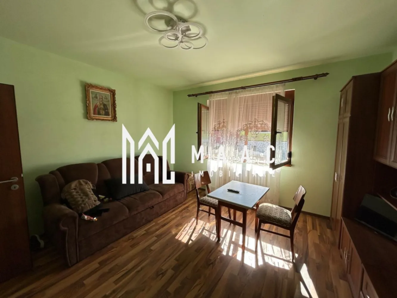 Casa individuala 4 camere I Teren 1300 mp I Garaj- Gusterita - Supunem atentiei dumneavoastra o casa individuala, amplasata pe o parcela generoasa de teren-1310 mp, situata in zona Gusteritei, aproape de noul complex de agrement Gusterland. Proprietatea cuprinde: casa la strada, cu acces auto si loc de parcare pentru minim 3 masini, veranda spatioasa in spate, garaj, sura, anexa, curte libera si gradina. Iesire la 2 strazi (deschidere de 14ml ) Ca si compartimentare: Demisol- 2 pivnițe, bucătărie, grup sanitar. Parter- 4 camere, baie, cămară, bucătărie. Teren total: 1310 mp (curte + grădină). Casa este solida, bine intretinuta, insorita, renovata in 2022; incalzirea se face cu centrala pe gaz dar are si sobe de teracota; sistem de supraveghere video, pod izolat, inalt; toate utilitatile. Se preda mobilata/utilata partial. Disponibila imediat. Pentru mai multe detalii precizati telefonic ca ati vazut anuntul cu ID:CP2688445 }}