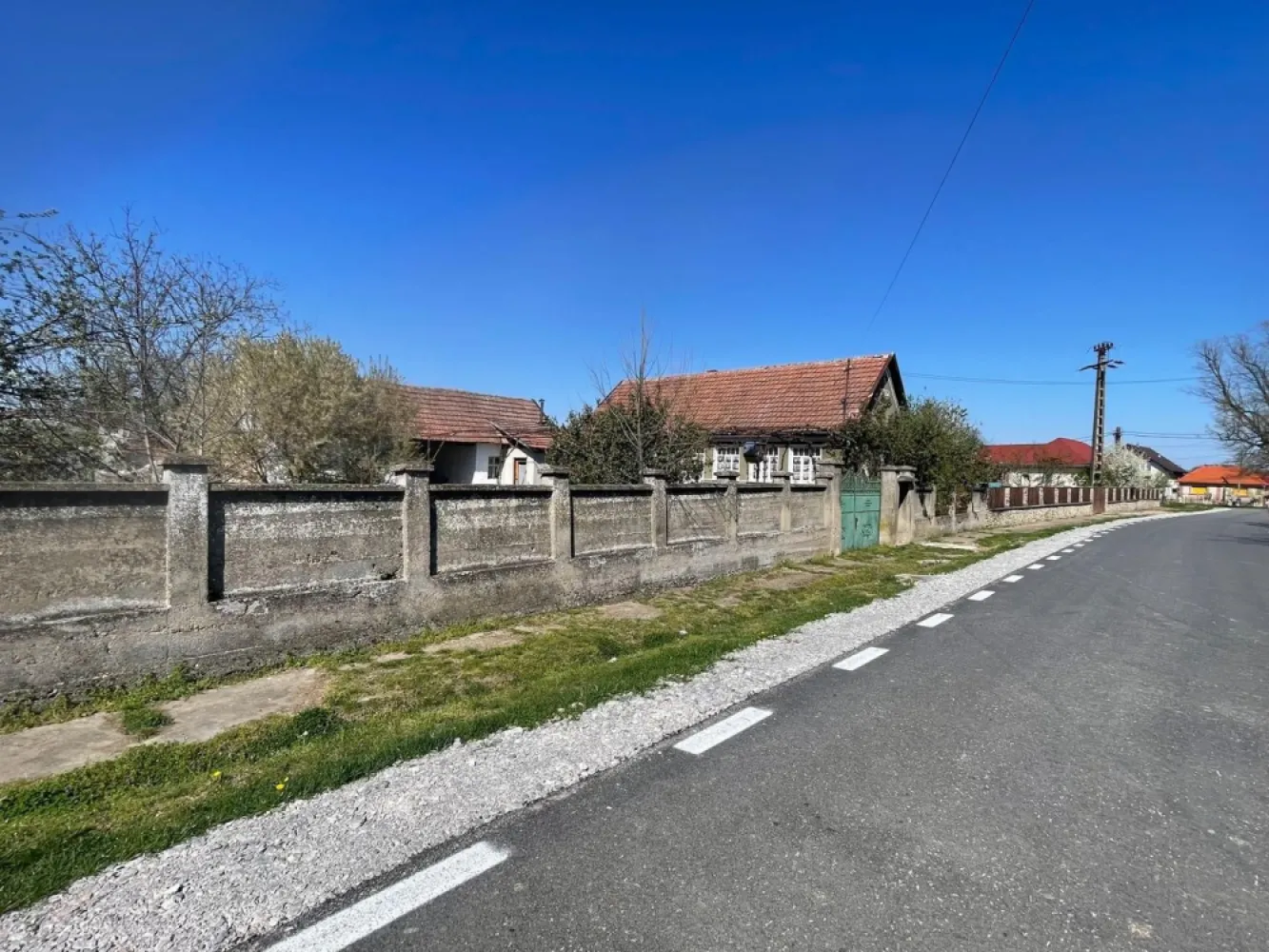 Casă tradițională la sat +teren 1.500 mp. Sat Săbolciu-49000 euro neg - De vânzare | Casă tradițională la sat + teren 1.500 mp | Săbolciu (com. Săcădat) | Comision 0
La doar 18 km de Oradea, în zona centrală a satului Săbolciu, vă propunem spre vânzare o proprietate cu casă și grădină, ideală pentru locuit, gospodărie sau investiție.
Locație și acces:
- Drum asfaltat în fața proprietății
- Zonă centrală, cu acces facil
- Utilități în curs de executare
Casa (1975) – 2 corpuri:
- Corp principal: 3 camere
- Corp secundar: bucătărie de vară + anexe gospodărești
Încălzire pe lemne
Teren:
Suprafață: 1.500 mp
Front stradal aproximativ 30 ml (generos, cu posibilitate de dezmembrare pentru un nou loc de casă)
Teren împrejmuit
Gard de beton la stradă

Preț: 49.000 € (negociabil)

Comision 0
Contact: Sorin Gligor – 0731 290 032