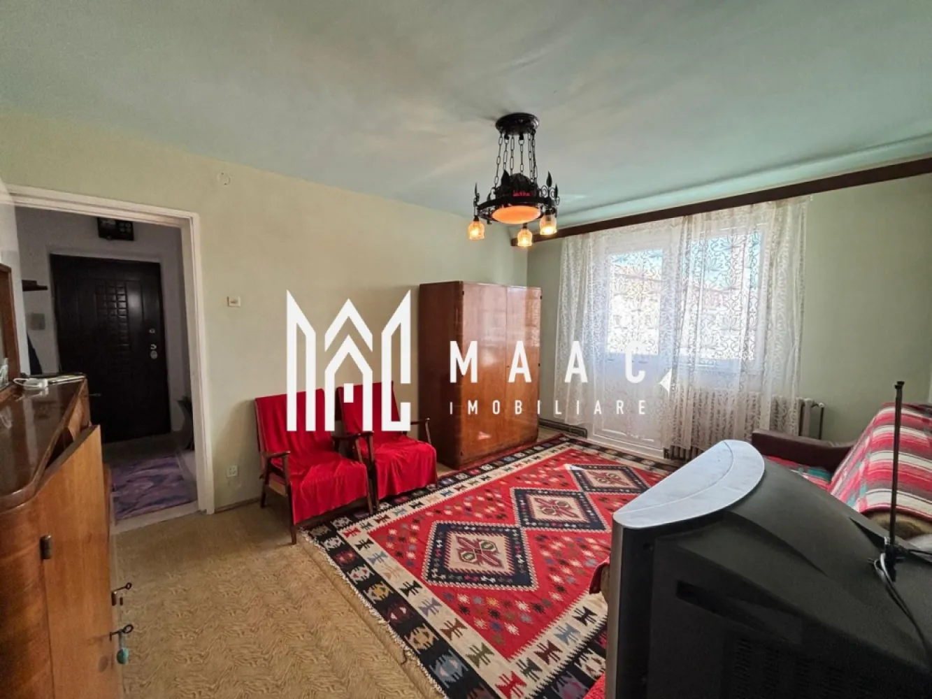 Apartament 2 camere | 39 mpu | Hipodrom 3 - MAAC Imobiliare propune spre vânzare un apartament spațios și bine întreținut, situat în cartierul Hipodrom 3 . Această locuință oferă confort și facilități excelente, fiind ideală pentru cei care caută un apartament gata de locuit, cu toate utilitățile necesare. Detalii principale: Suprafață utilă: 39 mp. Compartimentare: 2 camere, bucătărie, baie, hol și balcon. Pivniță: 9 mp utili, cu lumină și sursă de apă, ideală pentru depozitare. Etaj: 4 din 4, cu orientare spre est-sud (vedere spre parcare și locul de joacă). Balcon: Spațios, cu geamuri din tâmplărie PVC și plase de insecte, recent înlocuite. Detalii și dotări: Izolație exterioară: Blocul este izolat termic pentru un plus de eficiență energetică. Acoperiș: Țiglă, asigurând o protecție sporită împotriva intemperiilor. Centrală termică pe gaz: Cu instalație de cupru, asigurând un confort termic optim. Stare apartament: Curat și locuibil imediat; mobilierul poate rămâne, dacă se dorește. Bucătărie și baie: Echipate cu chiuvete noi. Facilități și avantaje: Pivniță: 9 mp utili, dotată cu lumină și sursă de apă, perfectă pentru depozitarea diverselor obiecte. Casa scării: Renovată, cu uscătoare comune la etajele 3 și 4, intrare cu ușă PVC și interfon. Locație: Situat la strada principală, lângă stația de autobuz, magazine Profi și Peco, facilitând accesul la toate serviciile esențiale. Pentru mai multe informații sau pentru a programa o vizionare, nu ezitați să ne contactați, specificand ID: CP2688784 }}