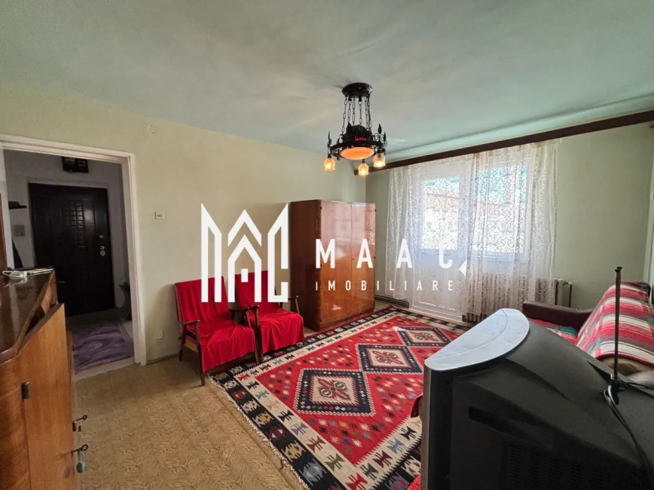 Apartament 2 camere | 39 mpu | Hipodrom 3 - MAAC Imobiliare propune spre vânzare un apartament spațios și bine întreținut, situat în cartierul Hipodrom 3 . Această locuință oferă confort și facilități excelente, fiind ideală pentru cei care caută un apartament gata de locuit, cu toate utilitățile necesare. Detalii principale: Suprafață utilă: 39 mp. Compartimentare: 2 camere, bucătărie, baie, hol și balcon. Pivniță: 9 mp utili, cu lumină și sursă de apă, ideală pentru depozitare. Etaj: 4 din 4, cu orientare spre est-sud (vedere spre parcare și locul de joacă). Balcon: Spațios, cu geamuri din tâmplărie PVC și plase de insecte, recent înlocuite. Detalii și dotări: Izolație exterioară: Blocul este izolat termic pentru un plus de eficiență energetică. Acoperiș: Țiglă, asigurând o protecție sporită împotriva intemperiilor. Centrală termică pe gaz: Cu instalație de cupru, asigurând un confort termic optim. Stare apartament: Curat și locuibil imediat; mobilierul poate rămâne, dacă se dorește. Bucătărie și baie: Echipate cu chiuvete noi. Facilități și avantaje: Pivniță: 9 mp utili, dotată cu lumină și sursă de apă, perfectă pentru depozitarea diverselor obiecte. Casa scării: Renovată, cu uscătoare comune la etajele 3 și 4, intrare cu ușă PVC și interfon. Locație: Situat la strada principală, lângă stația de autobuz, magazine Profi și Peco, facilitând accesul la toate serviciile esențiale. Pentru mai multe informații sau pentru a programa o vizionare, nu ezitați să ne contactați, specificand ID: CP2688784 }}