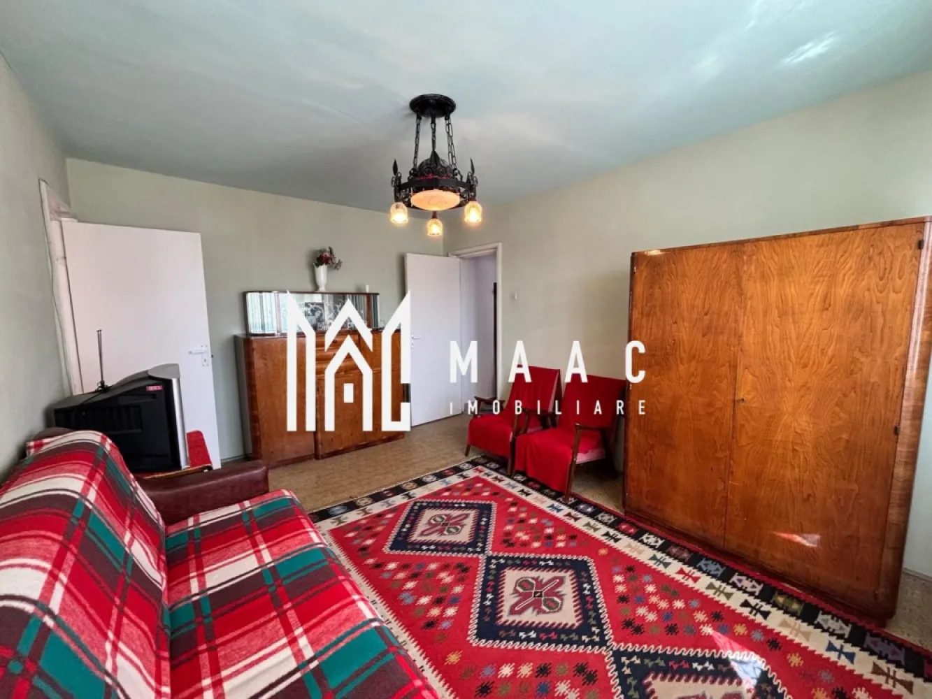 Apartament 2 camere | 39 mpu | Hipodrom 3 - MAAC Imobiliare propune spre vânzare un apartament spațios și bine întreținut, situat în cartierul Hipodrom 3 . Această locuință oferă confort și facilități excelente, fiind ideală pentru cei care caută un apartament gata de locuit, cu toate utilitățile necesare. Detalii principale: Suprafață utilă: 39 mp. Compartimentare: 2 camere, bucătărie, baie, hol și balcon. Pivniță: 9 mp utili, cu lumină și sursă de apă, ideală pentru depozitare. Etaj: 4 din 4, cu orientare spre est-sud (vedere spre parcare și locul de joacă). Balcon: Spațios, cu geamuri din tâmplărie PVC și plase de insecte, recent înlocuite. Detalii și dotări: Izolație exterioară: Blocul este izolat termic pentru un plus de eficiență energetică. Acoperiș: Țiglă, asigurând o protecție sporită împotriva intemperiilor. Centrală termică pe gaz: Cu instalație de cupru, asigurând un confort termic optim. Stare apartament: Curat și locuibil imediat; mobilierul poate rămâne, dacă se dorește. Bucătărie și baie: Echipate cu chiuvete noi. Facilități și avantaje: Pivniță: 9 mp utili, dotată cu lumină și sursă de apă, perfectă pentru depozitarea diverselor obiecte. Casa scării: Renovată, cu uscătoare comune la etajele 3 și 4, intrare cu ușă PVC și interfon. Locație: Situat la strada principală, lângă stația de autobuz, magazine Profi și Peco, facilitând accesul la toate serviciile esențiale. Pentru mai multe informații sau pentru a programa o vizionare, nu ezitați să ne contactați, specificand ID: CP2688784 }}