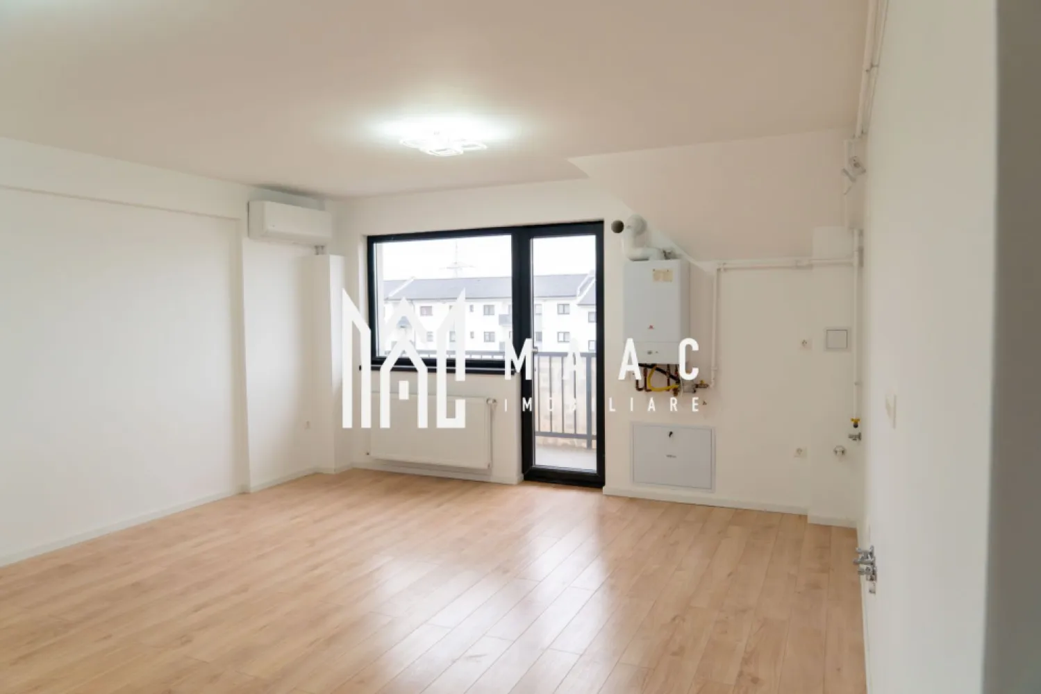 Apartament 3 Camere I 78 mp I 2 Niveluri I Etaj 3/3 I Parcare Inclusă - Apartament modern, tip duplex, situat la etajul 3/3 al unui imobil nou, finalizat în anul 2024, localizat într-o zonă liniștită și accesibilă, aproape de puncte de interes precum: centre comerciale, Kaufland, instituții de învățământ și stații pentru transport în comun.

Suprafață utilă: 78 mp
Loc de parcare: inclus în preț
Compartimentare practică pe două niveluri:

Nivel 1:
Living open space cu bucătărie
Dormitor
Baie complet utilată
Balcon

Nivel 2:
Dormitor matrimonial
Hol generos
A doua baie, complet mobilată și utilată
Dotări și finisaje:
Se predă la stadiu de cheie – finisaje moderne și de calitate
Aer condiționat montat pe ambele niveluri
Băi complet mobilate și echipate
Clădire nouă, construită în 2024
Loc de parcare inclus, ideal pentru confort și siguranță
Proprietatea este ideală pentru locuit sau ca investiție, datorită zonei și compartimentării eficiente.

Pentru detalii suplimentare, consultanță sau programarea unei vizionări, te rugăm să ne contactezi si sa specifici CP2743450.