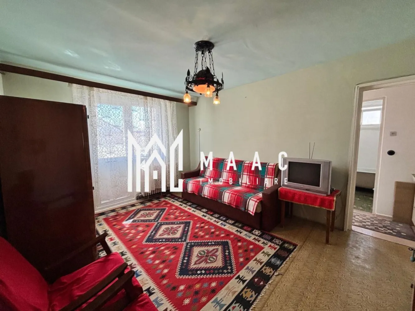 Apartament 2 camere | 39 mpu | Hipodrom 3 - MAAC Imobiliare propune spre vânzare un apartament spațios și bine întreținut, situat în cartierul Hipodrom 3 . Această locuință oferă confort și facilități excelente, fiind ideală pentru cei care caută un apartament gata de locuit, cu toate utilitățile necesare. Detalii principale: Suprafață utilă: 39 mp. Compartimentare: 2 camere, bucătărie, baie, hol și balcon. Pivniță: 9 mp utili, cu lumină și sursă de apă, ideală pentru depozitare. Etaj: 4 din 4, cu orientare spre est-sud (vedere spre parcare și locul de joacă). Balcon: Spațios, cu geamuri din tâmplărie PVC și plase de insecte, recent înlocuite. Detalii și dotări: Izolație exterioară: Blocul este izolat termic pentru un plus de eficiență energetică. Acoperiș: Țiglă, asigurând o protecție sporită împotriva intemperiilor. Centrală termică pe gaz: Cu instalație de cupru, asigurând un confort termic optim. Stare apartament: Curat și locuibil imediat; mobilierul poate rămâne, dacă se dorește. Bucătărie și baie: Echipate cu chiuvete noi. Facilități și avantaje: Pivniță: 9 mp utili, dotată cu lumină și sursă de apă, perfectă pentru depozitarea diverselor obiecte. Casa scării: Renovată, cu uscătoare comune la etajele 3 și 4, intrare cu ușă PVC și interfon. Locație: Situat la strada principală, lângă stația de autobuz, magazine Profi și Peco, facilitând accesul la toate serviciile esențiale. Pentru mai multe informații sau pentru a programa o vizionare, nu ezitați să ne contactați, specificand ID: CP2688784 }}