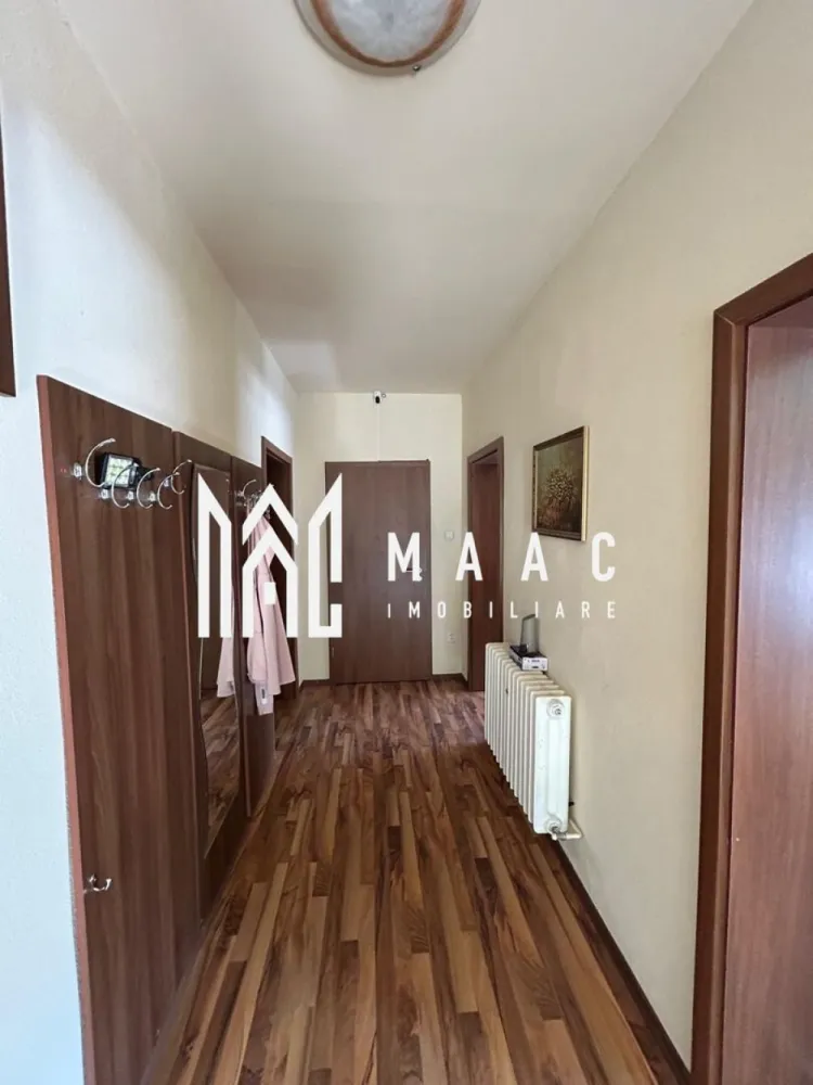 Casa individuala 4 camere I Teren 1300 mp I Garaj- Gusterita - Supunem atentiei dumneavoastra o casa individuala, amplasata pe o parcela generoasa de teren-1310 mp, situata in zona Gusteritei, aproape de noul complex de agrement Gusterland. Proprietatea cuprinde: casa la strada, cu acces auto si loc de parcare pentru minim 3 masini, veranda spatioasa in spate, garaj, sura, anexa, curte libera si gradina. Iesire la 2 strazi (deschidere de 14ml ) Ca si compartimentare: Demisol- 2 pivnițe, bucătărie, grup sanitar. Parter- 4 camere, baie, cămară, bucătărie. Teren total: 1310 mp (curte + grădină). Casa este solida, bine intretinuta, insorita, renovata in 2022; incalzirea se face cu centrala pe gaz dar are si sobe de teracota; sistem de supraveghere video, pod izolat, inalt; toate utilitatile. Se preda mobilata/utilata partial. Disponibila imediat. Pentru mai multe detalii precizati telefonic ca ati vazut anuntul cu ID:CP2688445 }}