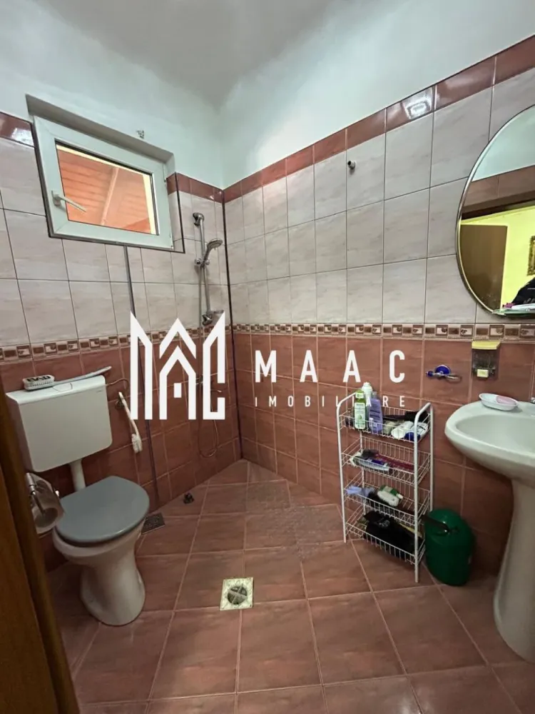 Casa individuala 4 camere I Teren 1300 mp I Garaj- Gusterita - Supunem atentiei dumneavoastra o casa individuala, amplasata pe o parcela generoasa de teren-1310 mp, situata in zona Gusteritei, aproape de noul complex de agrement Gusterland. Proprietatea cuprinde: casa la strada, cu acces auto si loc de parcare pentru minim 3 masini, veranda spatioasa in spate, garaj, sura, anexa, curte libera si gradina. Iesire la 2 strazi (deschidere de 14ml ) Ca si compartimentare: Demisol- 2 pivnițe, bucătărie, grup sanitar. Parter- 4 camere, baie, cămară, bucătărie. Teren total: 1310 mp (curte + grădină). Casa este solida, bine intretinuta, insorita, renovata in 2022; incalzirea se face cu centrala pe gaz dar are si sobe de teracota; sistem de supraveghere video, pod izolat, inalt; toate utilitatile. Se preda mobilata/utilata partial. Disponibila imediat. Pentru mai multe detalii precizati telefonic ca ati vazut anuntul cu ID:CP2688445 }}