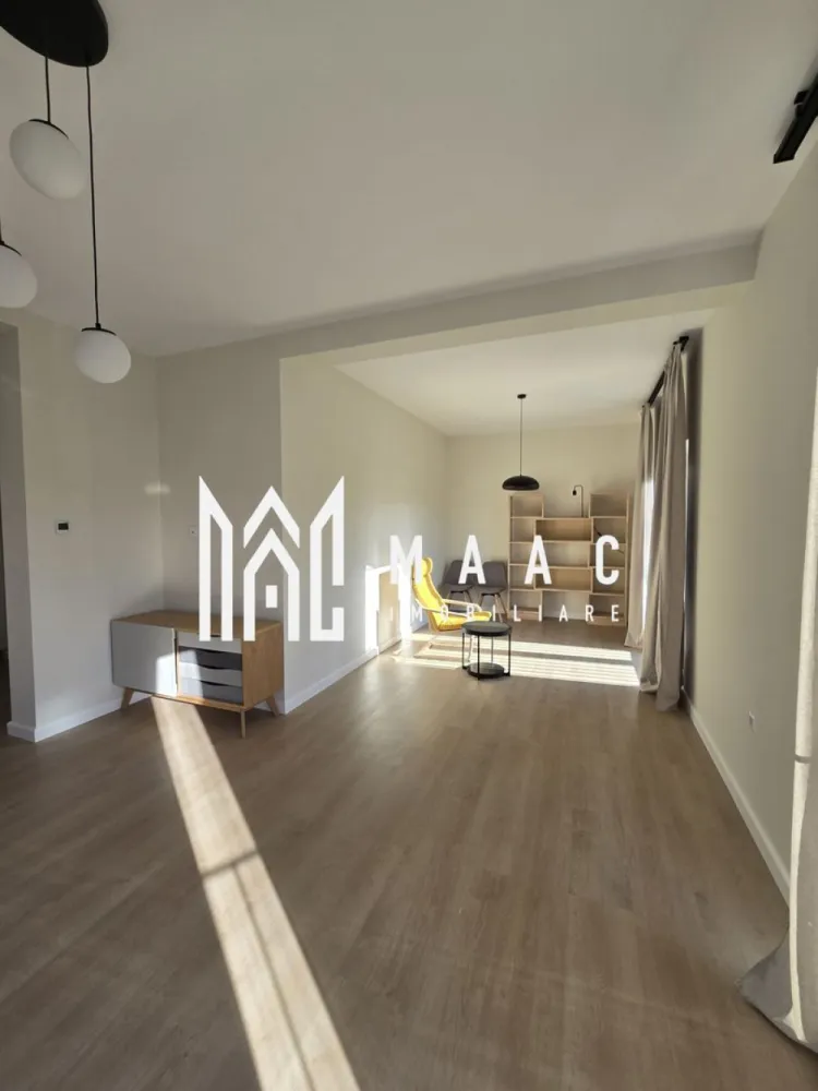 Casa 4 Camere | 160MPU | Curte | Acces Auto | Vedere Panoramica | Cisnadie - MAAC Imobiliare vă propune spre închiriere o vilă modernă, amplasată pe un teren de 500 mp, cu o suprafață utilă de 160mp, dispusă pe trei niveluri: demisol, parter și etaj. Proprietatea beneficiază de o curte amenajată, spații verzi și sistem de irigare automatizat. Compartimentare Demisol: spațiu tehnic, o camera de depozitare, grup sanitar, un birou Parter: living generos, bucătărie, zonă de dining, grup sanitar Etaj: 3 dormitoare dintre care 1 dormitor matrimonial cu baie proprie și dresing, unul doar cu dresing iar cel de-al 3 lea dispune de 2 paturi de o persoană, hol și baie. Beneficii Încălzire prin pardoseală în întreaga casă Mobilată și utilată complet, cu mobilier nou Capacitate optimă pentru familie de până la 6 persoane Curte amenajată, ideală pentru relaxare și activități în aer liber, cu posibilitate de a parca 4 mașini Condiții de închiriere Garanție: se percepe garanție în cuantumul unei chirii lunare Nu se acceptă animale de companie Fumătorii sunt acceptați doar dacă fumează în exterior Pentru mai multe detalii și programarea unei vizionări, specificați telefonic că ați văzut anunțul cu ID: CP2687891 }}