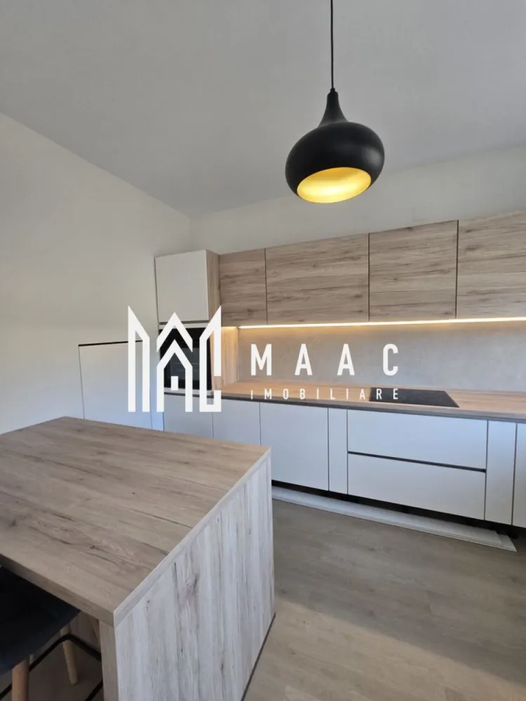 Casa 4 Camere | 160MPU | Curte | Acces Auto | Vedere Panoramica | Cisnadie - MAAC Imobiliare vă propune spre închiriere o vilă modernă, amplasată pe un teren de 500 mp, cu o suprafață utilă de 160mp, dispusă pe trei niveluri: demisol, parter și etaj. Proprietatea beneficiază de o curte amenajată, spații verzi și sistem de irigare automatizat. Compartimentare Demisol: spațiu tehnic, o camera de depozitare, grup sanitar, un birou Parter: living generos, bucătărie, zonă de dining, grup sanitar Etaj: 3 dormitoare dintre care 1 dormitor matrimonial cu baie proprie și dresing, unul doar cu dresing iar cel de-al 3 lea dispune de 2 paturi de o persoană, hol și baie. Beneficii Încălzire prin pardoseală în întreaga casă Mobilată și utilată complet, cu mobilier nou Capacitate optimă pentru familie de până la 6 persoane Curte amenajată, ideală pentru relaxare și activități în aer liber, cu posibilitate de a parca 4 mașini Condiții de închiriere Garanție: se percepe garanție în cuantumul unei chirii lunare Nu se acceptă animale de companie Fumătorii sunt acceptați doar dacă fumează în exterior Pentru mai multe detalii și programarea unei vizionări, specificați telefonic că ați văzut anunțul cu ID: CP2687891 }}