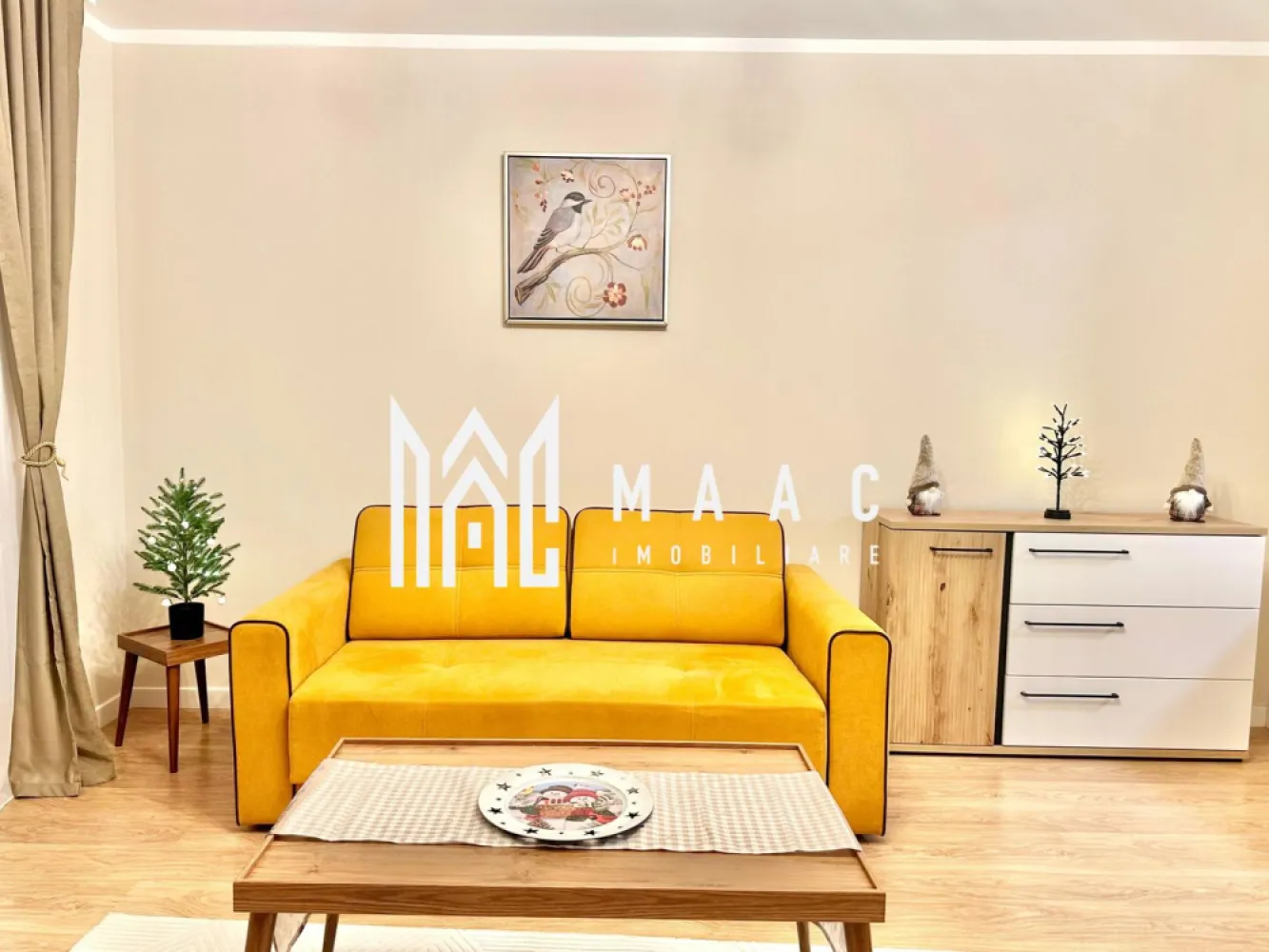 Apartament 2 Camere | Loc De Parcare | 54MPU | - MAAC Imobiliare va prezinta un apartament decomandat, situat la parter, în Cartierul DaVinci, la doar 4 minute de Zona Industrială Vest și 15 minute de Centrul Istoric al Sibiului.

Caracteristici principale:
Suprafață utilă: 53.45 mp + Balcon generos de 7.37 mp
1 loc de parcare inclus
Compartimentare optimă:

Living spațios

Dormitor confortabil

Bucătărie separată

Baie modernă

Balcon finisat complet

Dotări & Beneficii:
Stadiu de predare „la cheie” – finisaje moderne, parchet, gresie, obiecte sanitare, prize și întrerupătoare
Încălzire în pardoseală – eficiență termică ridicată
Izolație cu vată bazaltică – confort termic superior
Jaluzele electrice – control facil al luminii și intimității
Cartier modern, cu arhitectură deosebită
45% spaii verzi & brazi de-a lungul străzilor
Vila cu doar 12 apartamente – intimitate și liniște
Priveliste superbă către munți

Avantajele locației:
4 minute de Zona Industrială Vest și Aeroportul Internațional Sibiu
4 minute de Metro
15 minute de Centrul Istoric Sibiu
Începând cu 2025 – Transport public Tursib în cartier!

Apartamentul este mobilat și utilat, exact ca în poze.
Finalizat, intabulat, cu contoare funcționale – GATA DE LOCUIT!
Contactează MAAC Imobiliare pentru detalii și programarea unei vizionări specificand ID:CP2465336