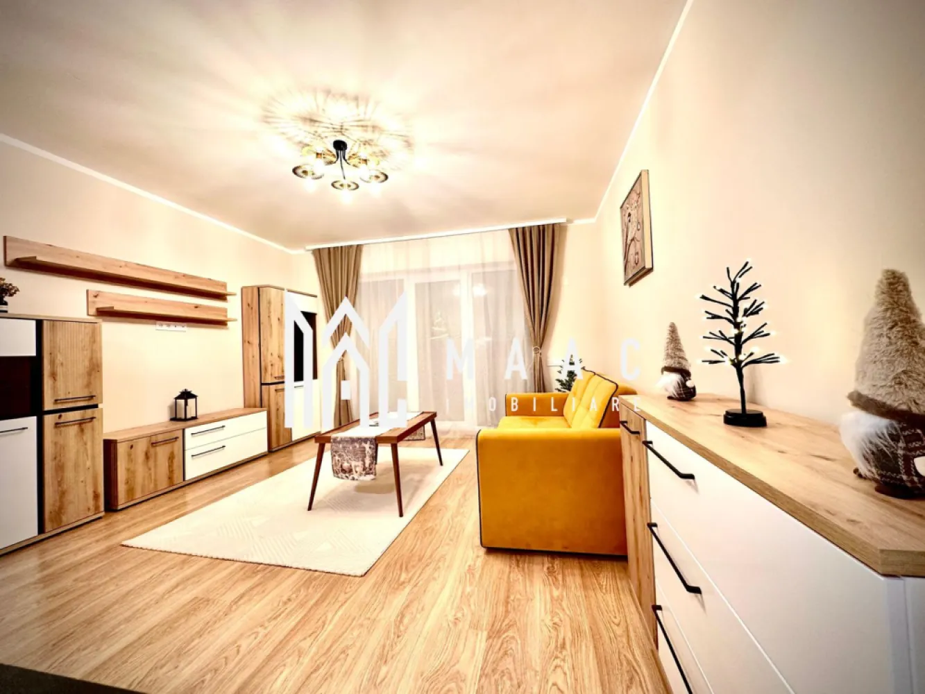 Apartament 2 Camere | Loc De Parcare | 54MPU | - MAAC Imobiliare va prezinta un apartament decomandat, situat la parter, în Cartierul DaVinci, la doar 4 minute de Zona Industrială Vest și 15 minute de Centrul Istoric al Sibiului.

Caracteristici principale:
Suprafață utilă: 53.45 mp + Balcon generos de 7.37 mp
1 loc de parcare inclus
Compartimentare optimă:

Living spațios

Dormitor confortabil

Bucătărie separată

Baie modernă

Balcon finisat complet

Dotări & Beneficii:
Stadiu de predare „la cheie” – finisaje moderne, parchet, gresie, obiecte sanitare, prize și întrerupătoare
Încălzire în pardoseală – eficiență termică ridicată
Izolație cu vată bazaltică – confort termic superior
Jaluzele electrice – control facil al luminii și intimității
Cartier modern, cu arhitectură deosebită
45% spaii verzi & brazi de-a lungul străzilor
Vila cu doar 12 apartamente – intimitate și liniște
Priveliste superbă către munți

Avantajele locației:
4 minute de Zona Industrială Vest și Aeroportul Internațional Sibiu
4 minute de Metro
15 minute de Centrul Istoric Sibiu
Începând cu 2025 – Transport public Tursib în cartier!

Apartamentul este mobilat și utilat, exact ca în poze.
Finalizat, intabulat, cu contoare funcționale – GATA DE LOCUIT!
Contactează MAAC Imobiliare pentru detalii și programarea unei vizionări specificand ID:CP2465336