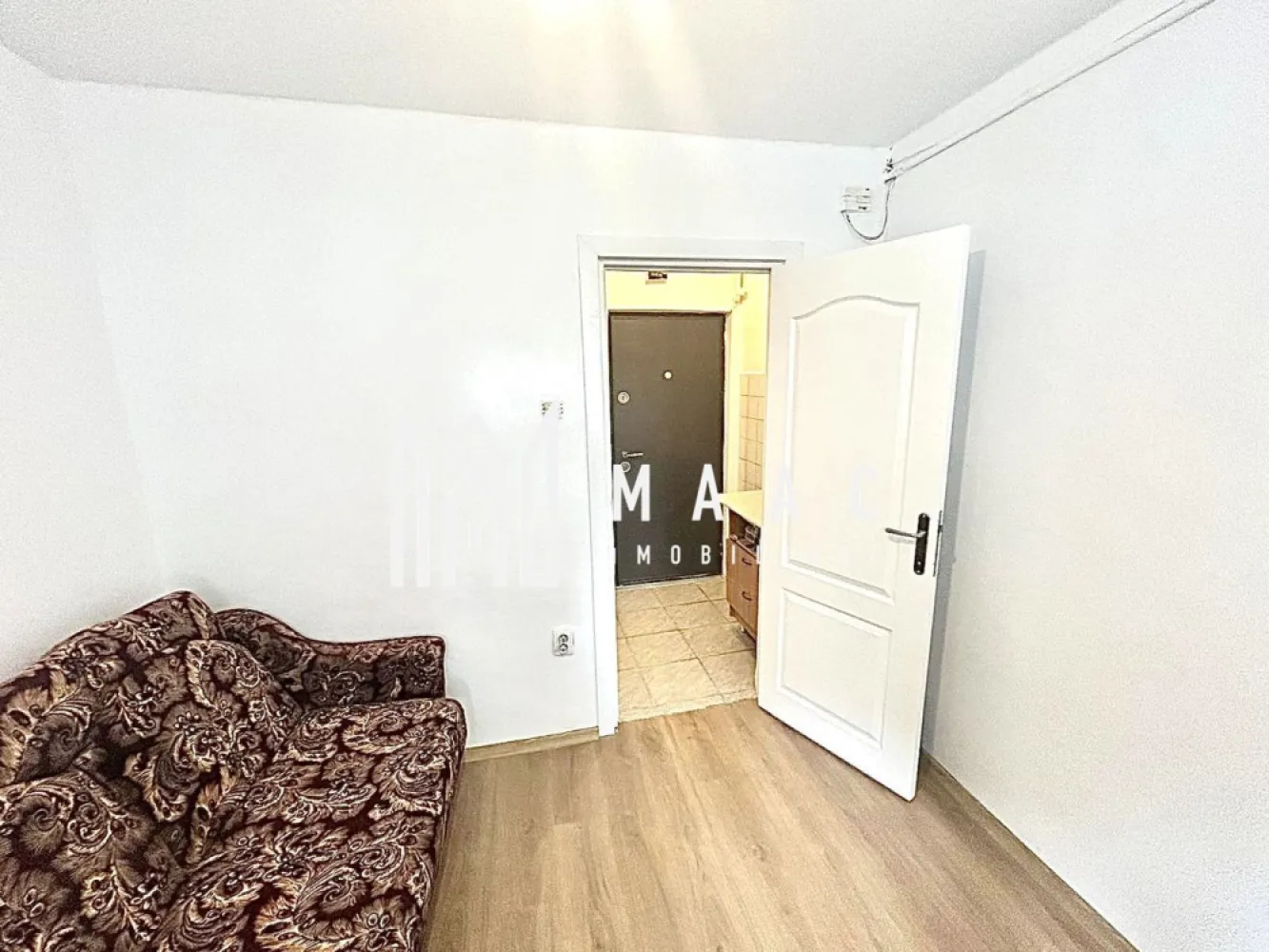 Garsonieră | 15 mp | Complet renovată | Centrală proprie | Lazaret - Maac Imobiliare prezintă o garsonieră ideală atât pentru investiție (închiriere), cât și pentru locuință personală, situată în cartierul Lazaret, zona Compa.

Locuința are o suprafață utilă de 15 mp și este compartimentată eficient, fiind compusă din cameră, baie și chicinetă.

Garsoniera a fost recent renovată complet și se prezintă într-o stare excelentă:

gresie și faianță noi
parchet nou
uși interioare noi
geam termopan nou
proaspăt zugrăvită

Dispune de centrală termică proprie pe gaz, oferind confort și costuri reduse de întreținere.

Un avantaj important este priveliștea plăcută către munte, care oferă un plus de relaxare.

Se predă pregătită pentru locuire sau pentru a fi dată imediat în chirie.

Pentru mai multe detalii sau pentru a programa o vizionare, vă rugăm să ne contactați specificând ID: CP2993340.