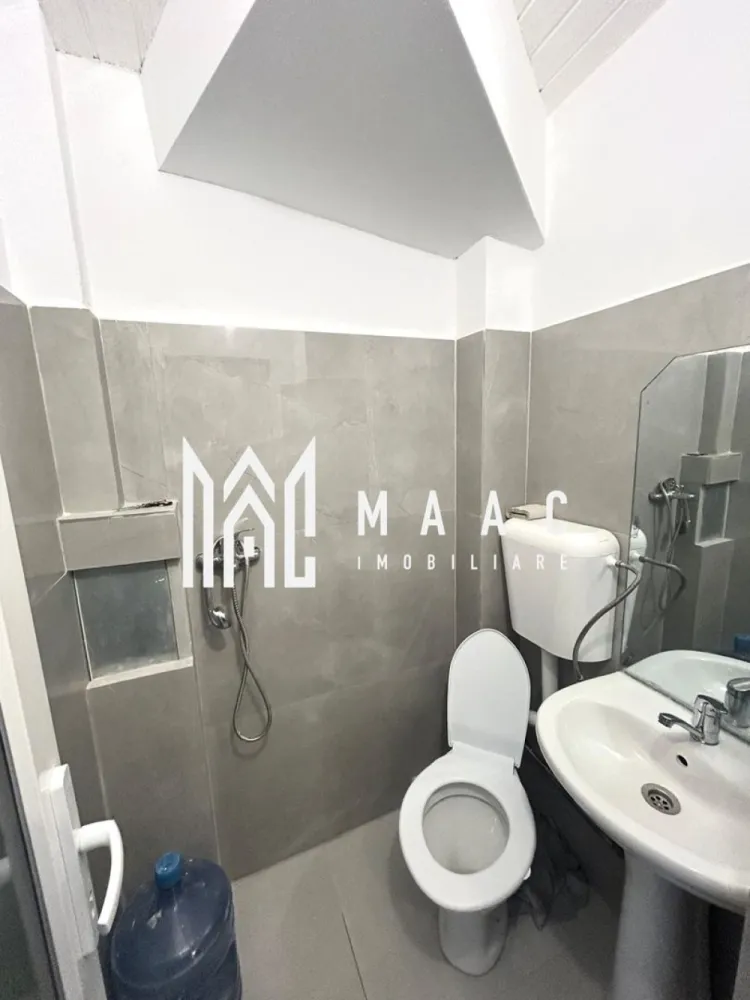 Garsonieră | 15 mp | Complet renovată | Centrală proprie | Lazaret - Maac Imobiliare prezintă o garsonieră ideală atât pentru investiție (închiriere), cât și pentru locuință personală, situată în cartierul Lazaret, zona Compa.

Locuința are o suprafață utilă de 15 mp și este compartimentată eficient, fiind compusă din cameră, baie și chicinetă.

Garsoniera a fost recent renovată complet și se prezintă într-o stare excelentă:

gresie și faianță noi
parchet nou
uși interioare noi
geam termopan nou
proaspăt zugrăvită

Dispune de centrală termică proprie pe gaz, oferind confort și costuri reduse de întreținere.

Un avantaj important este priveliștea plăcută către munte, care oferă un plus de relaxare.

Se predă pregătită pentru locuire sau pentru a fi dată imediat în chirie.

Pentru mai multe detalii sau pentru a programa o vizionare, vă rugăm să ne contactați specificând ID: CP2993340.