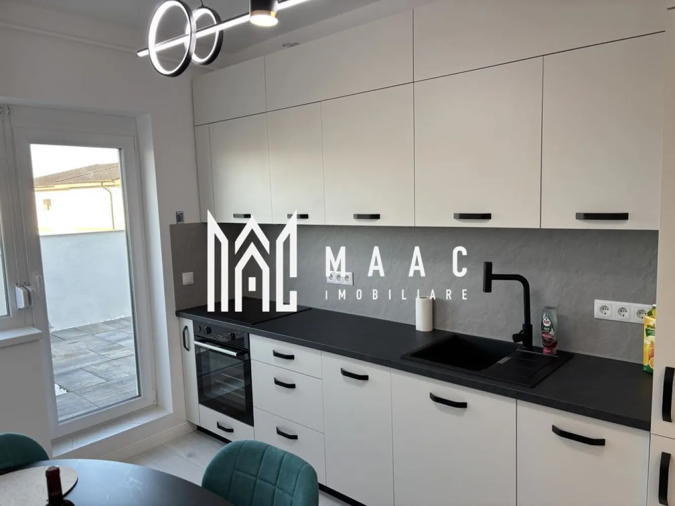 Penthouse 2 camere | 2 Terase | Loc de parcare | 60 MPU | Tineretului - MAAC Imobiliare vă propune spre închiriere un Penthouse nou, ultra-modern, situat în zona Deventer – Cartierul Tineretului, Sibiu. Detalii locuință: Compartimentare: 2 camere decomandate, bucătărie separată, baie cu geam natural, hol 2 terase generoase de câte 20 mp fiecare, cu expunere la soare Suprafață bine compartimentată, spațiu luminos și primitor Etaj superior într-un imobil dotat cu lift Dotări interioare: 2 aparate de aer condiționat (12.000 BTU) Mașină de spălat rufe cu uscător Mașină de spălat vase Cuptor electric, plită pe inducție, hotă, cuptor cu microunde Frigider încorporat 2 televizoare moderne: Sony 108 cm și LG 137 cm Mobilier și finisaje ultra-moderne Alte avantaje: Loc de parcare privat inclus Locație excelentă – aproape de stația de autobuz și magazine Apartament complet mobilat și utilat, gata de mutare Pentru mai multe detalii sau pentru a programa o vizionare, contactați-ne specificand ID: CP2687637 }}